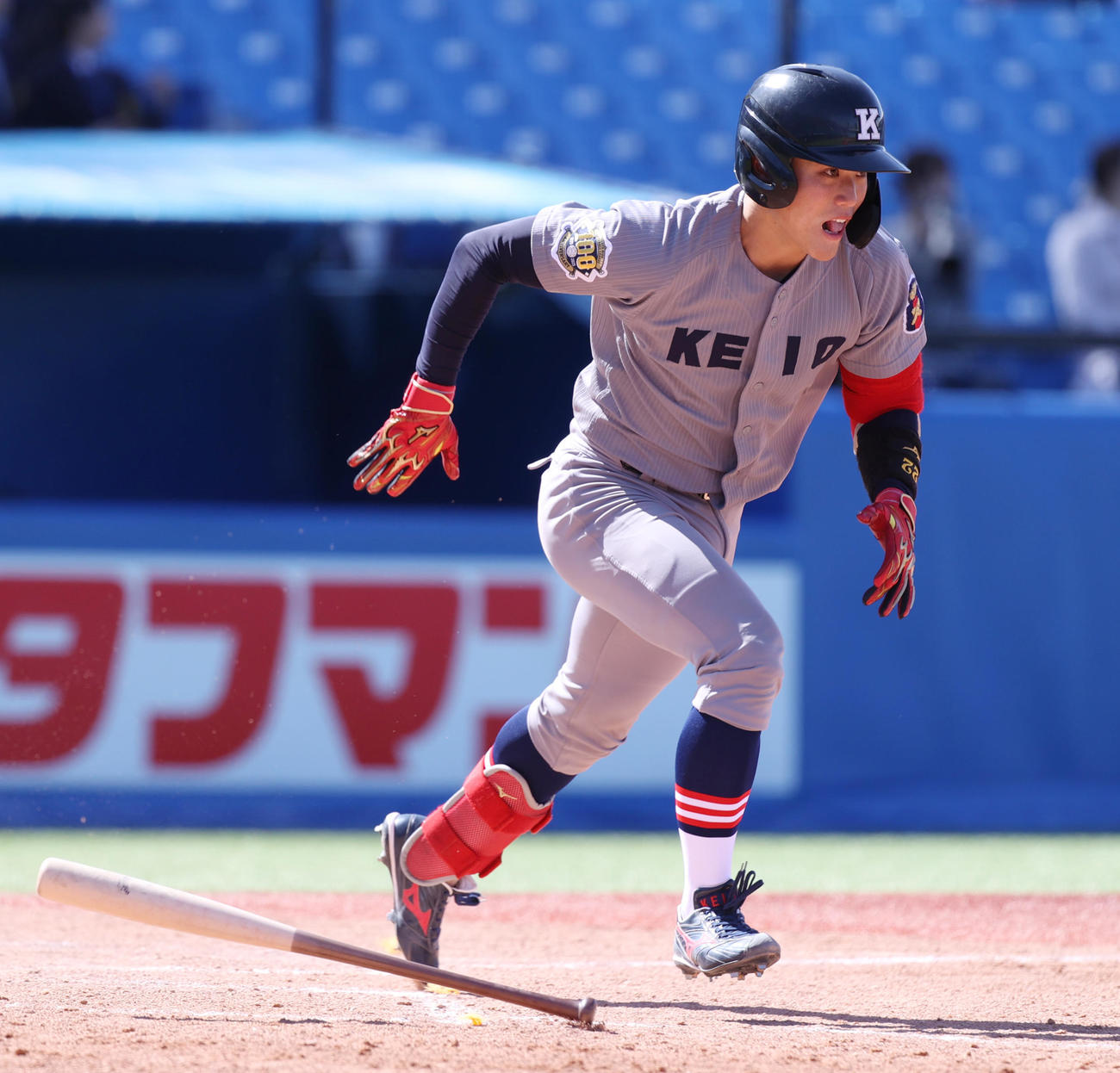 慶大対立大　5回表慶大1死二塁、渡辺憩は左翼線に適時二塁打を放つ（撮影・柴田隆二）