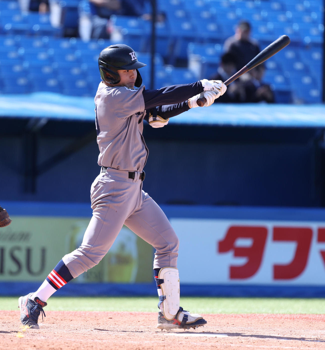 慶大対立大　5回表慶大2死一、三塁、外丸は右前に適時打を放つ（撮影・柴田隆二）