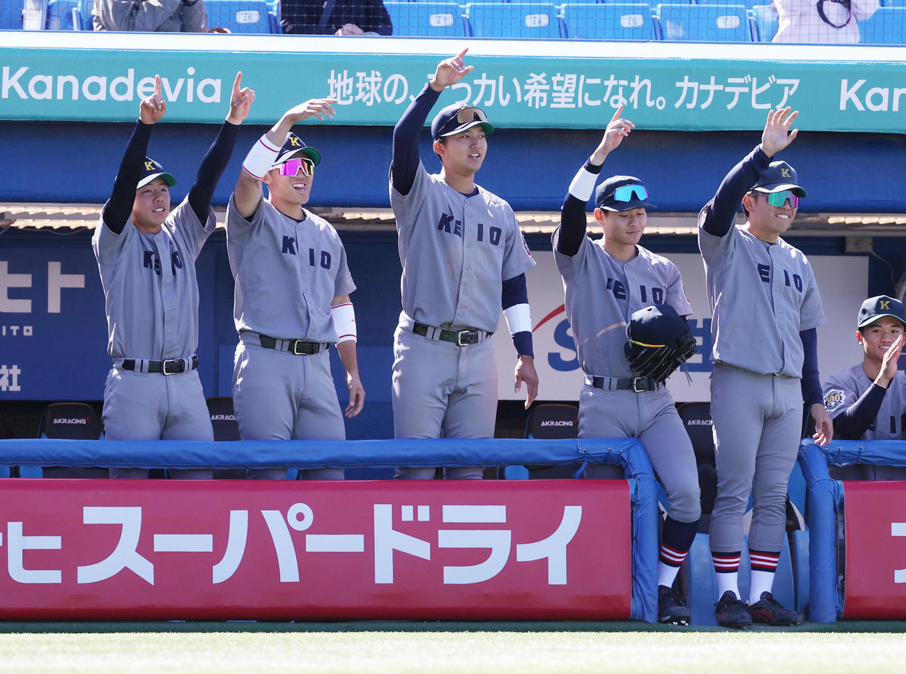 慶大対立大　5回表慶大2死一、三塁、外丸の右前適時打に喜ぶナイン（撮影・柴田隆二）