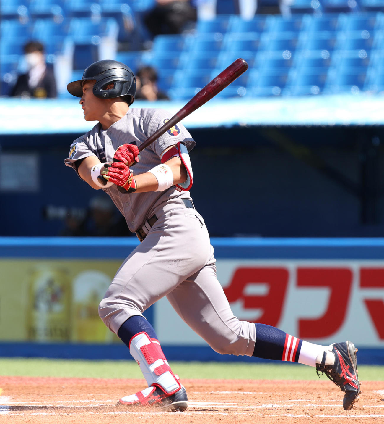 慶大対立大　1回表慶大無死一、二塁、常松は左前に適時打を放つ（撮影・柴田隆二）