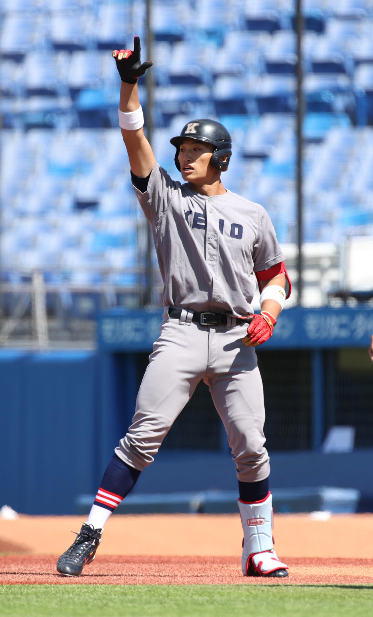 慶大対立大　1回表慶大無死一、二塁、常松は左前に適時打を放ちガッツポーズする（撮影・柴田隆二）