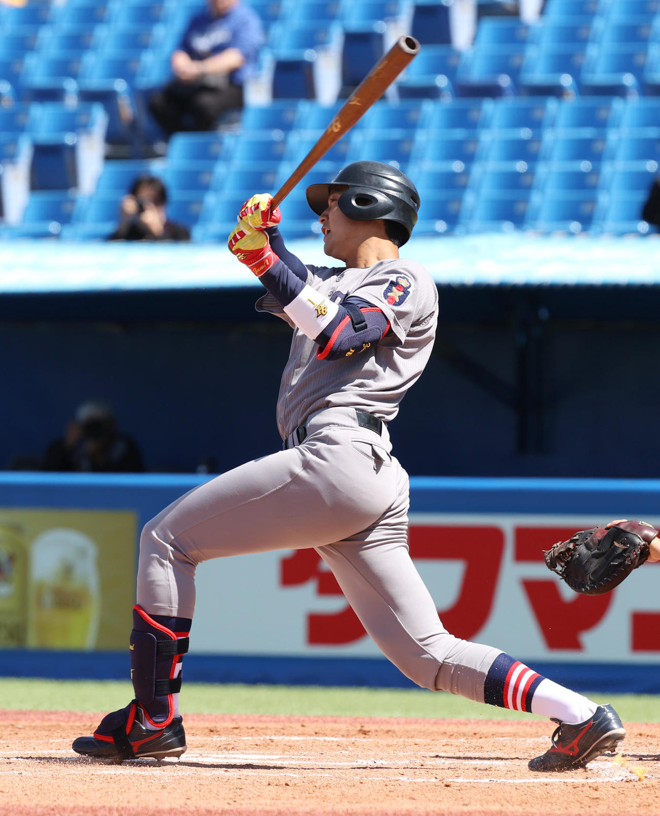 慶大対立大　1回表慶大1死一、二塁、今泉は左越えに本塁打を放つ（撮影・柴田隆二）