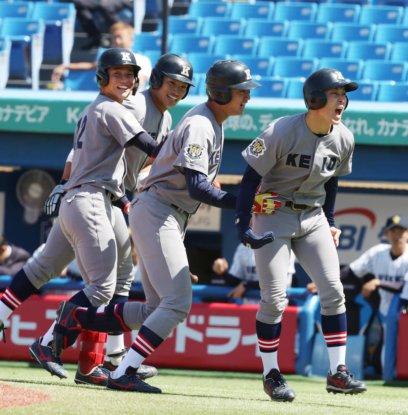 慶大対立大　1回表慶大1死一、二塁、今泉（左から3人目）は左越えに本塁打を放ちナインの出迎えを受ける（撮影・柴田隆二）