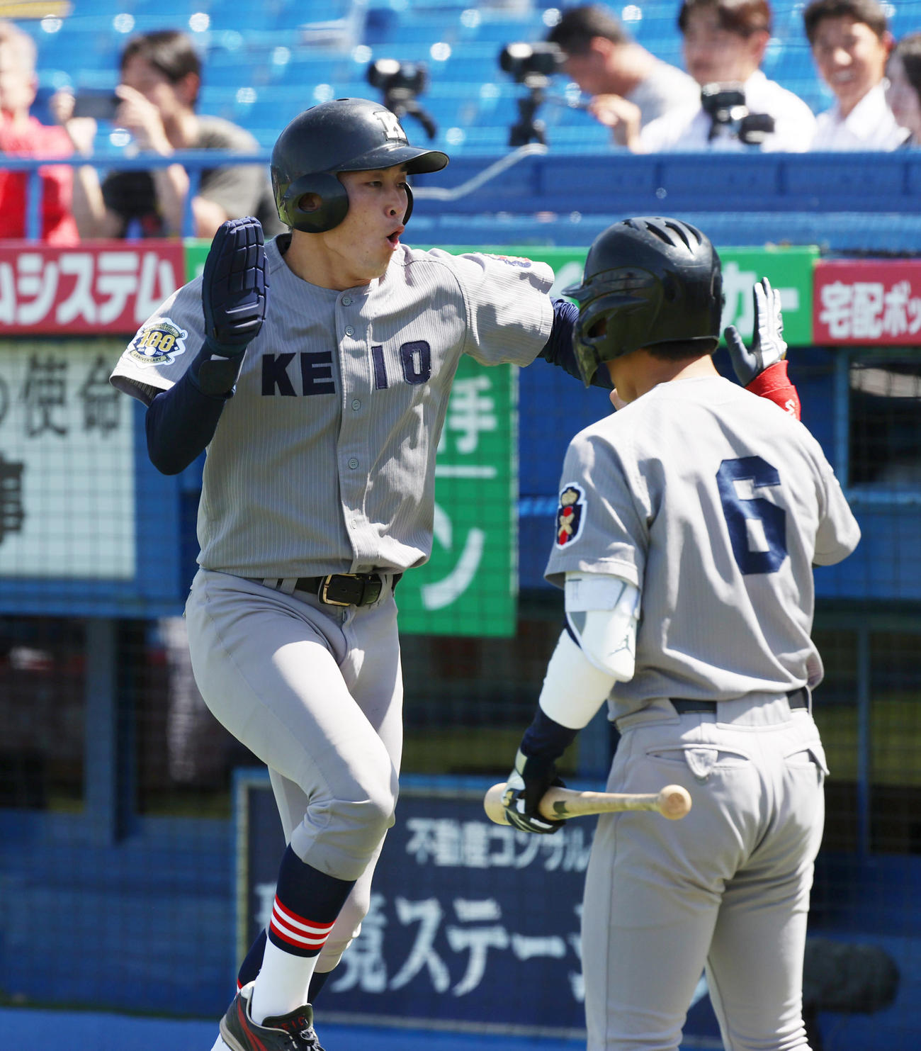 慶大対立大　1回表慶大1死一、二塁、今泉（左）は左越えに本塁打を放ちナインの出迎えを受ける（撮影・柴田隆二）