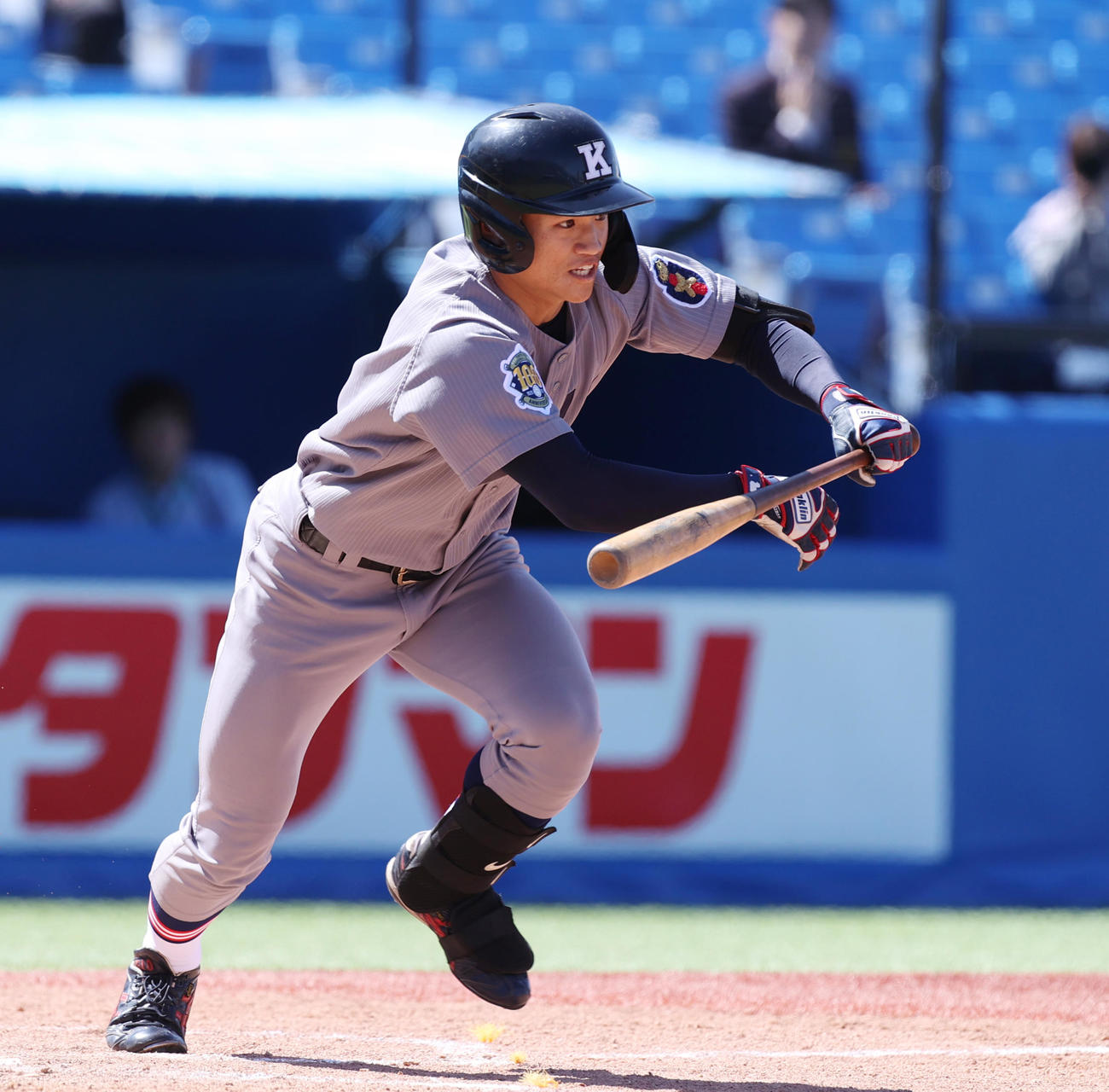 慶大対立大　3回表慶大1死一、三塁、林純はスクイズを決める（撮影・柴田隆二）
