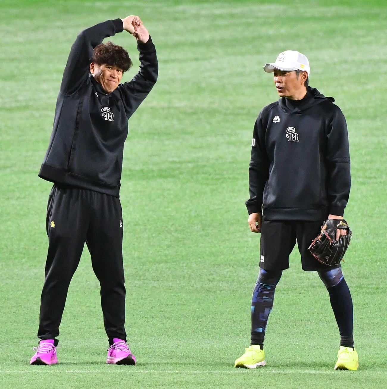 ソフトバンク対楽天　試合前、城島CBO（左）と話すソフトバンク小久保監督（撮影・岩下翔太）