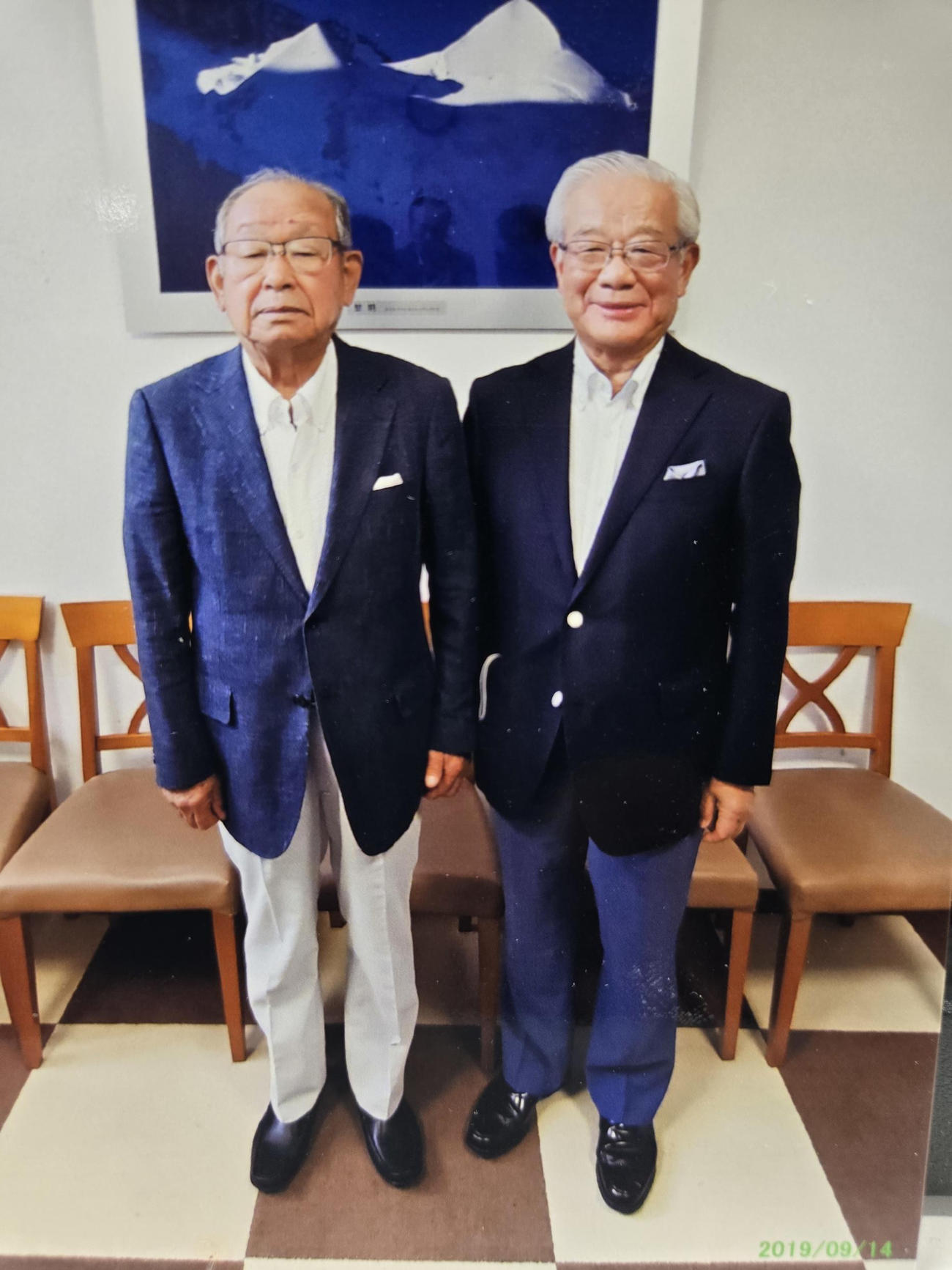 元阪神監督・吉田義男氏と写真に収まった三井住友フィナンシャルグループ名誉顧問・奥正之氏（右）
