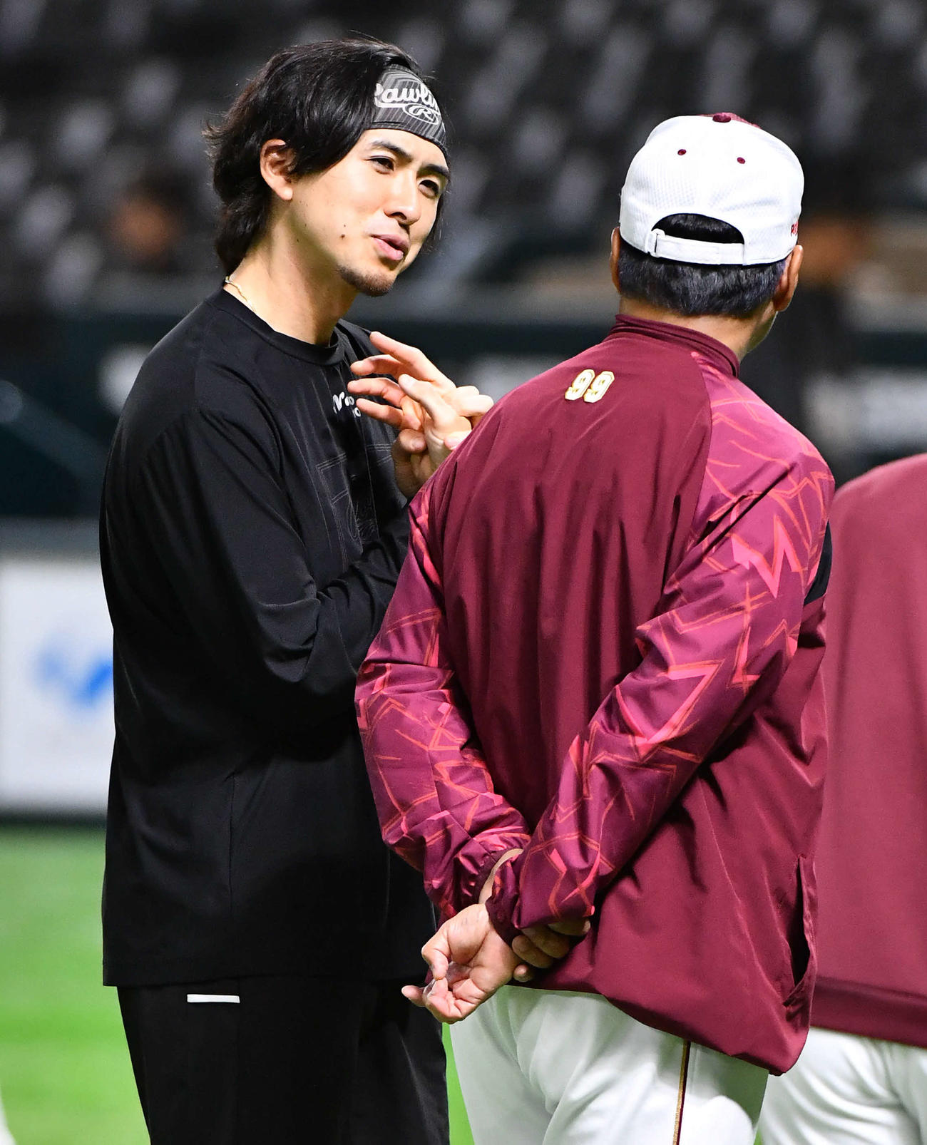ソフトバンク対楽天　試合前、楽天川名コーチ（右）と話すソフトバンク上沢（撮影・岩下翔太）