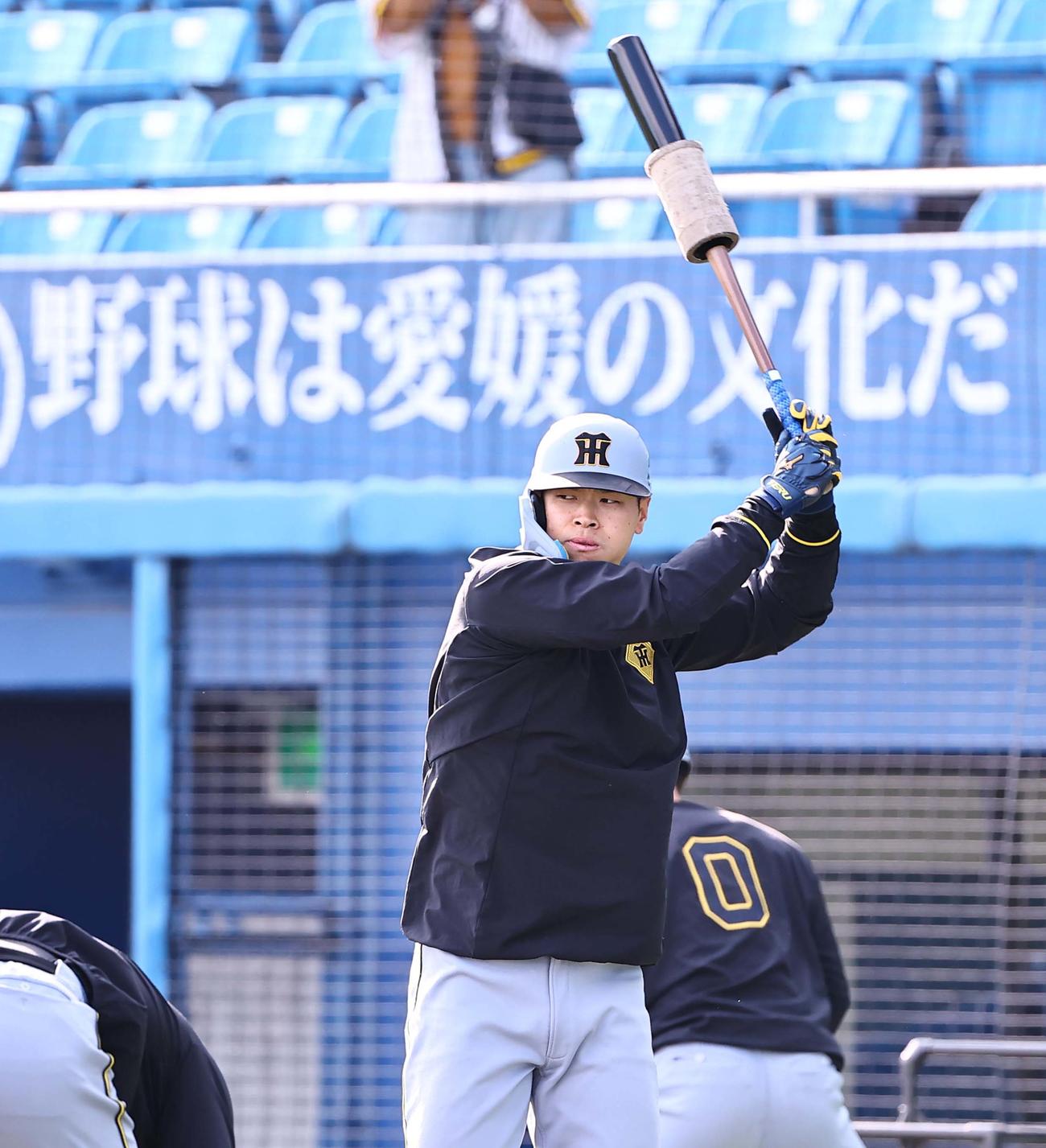 ヤクルト対阪神　打撃練習をする佐藤輝（撮影・上田博志）