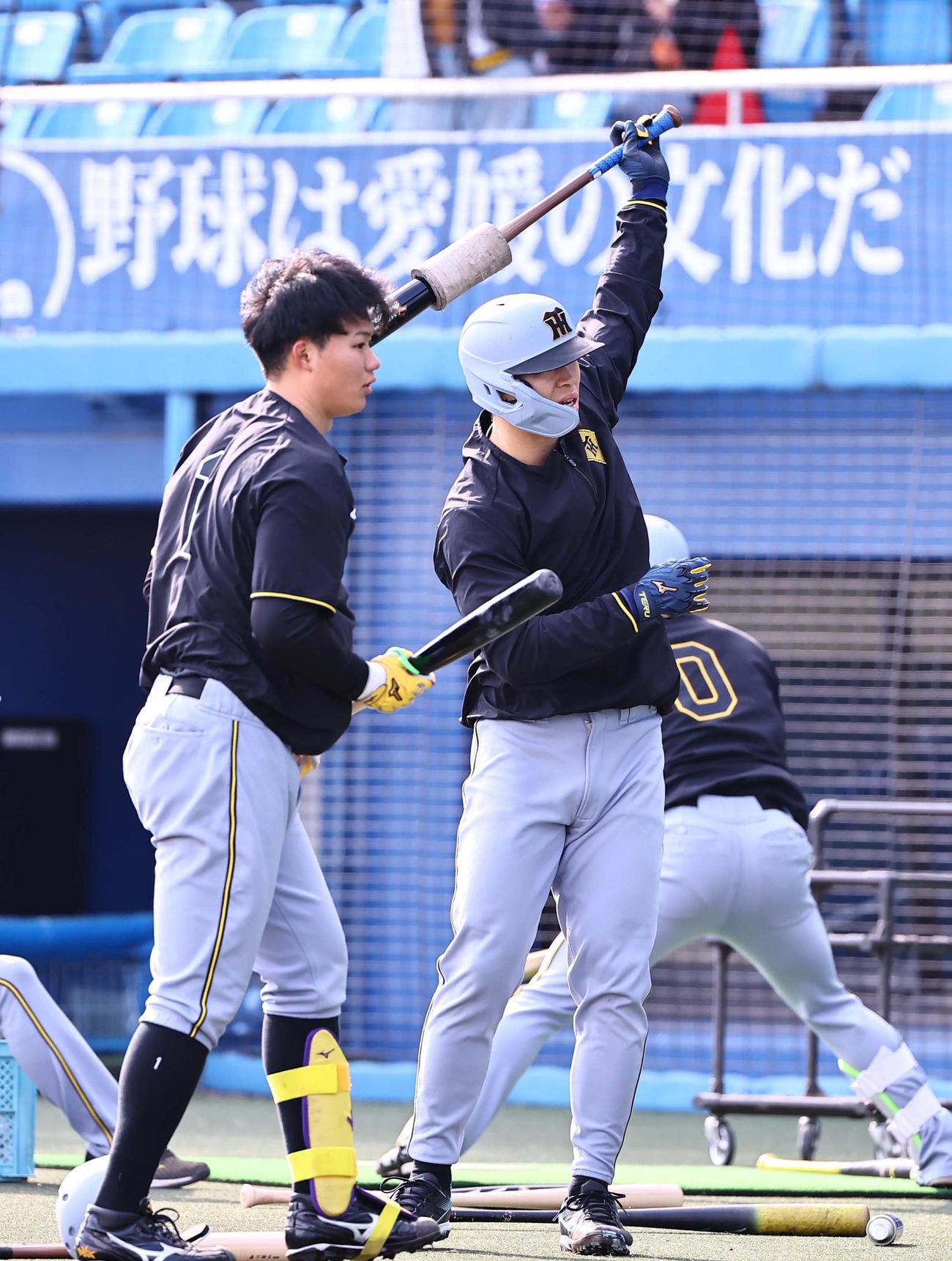ヤクルト対阪神　打撃練習をする佐藤輝（右）と森下（撮影・上田博志）