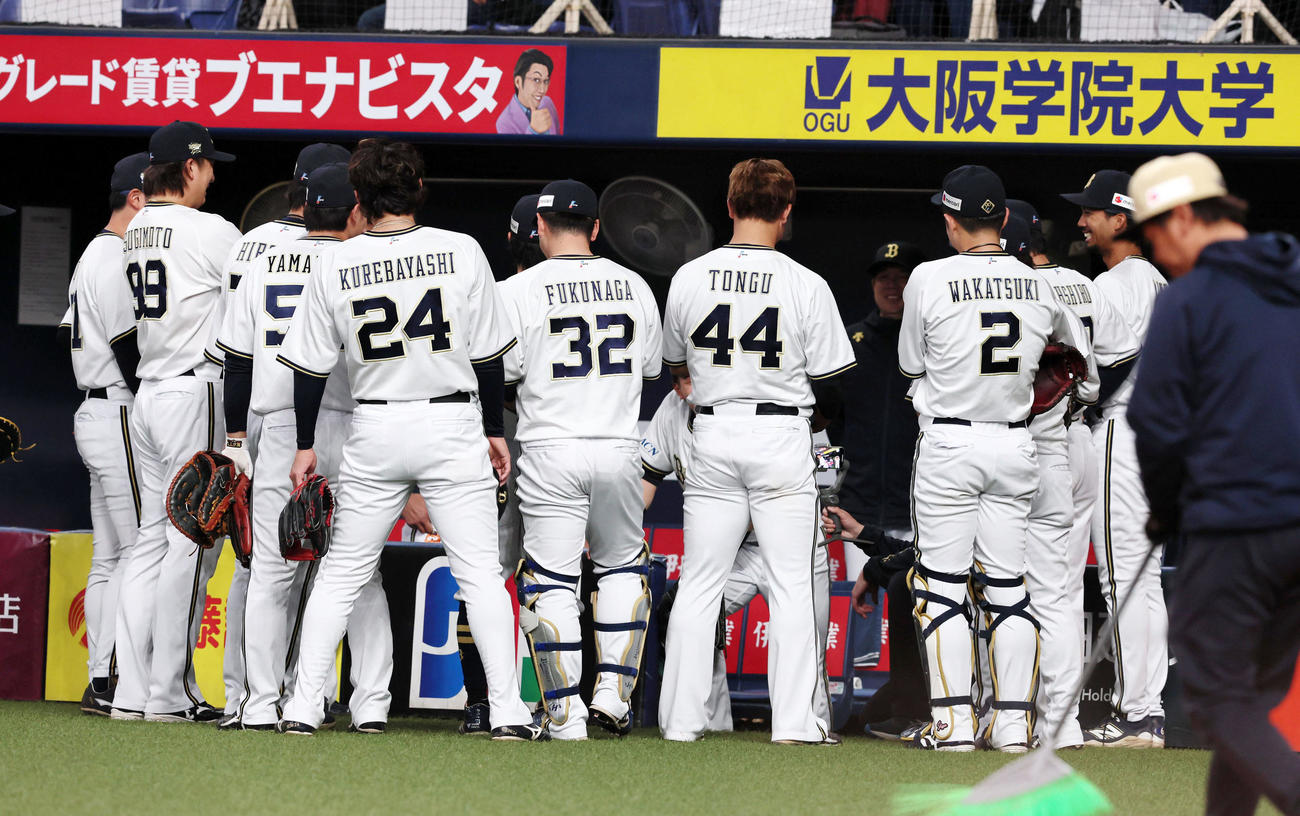 オリックス対西武　試合前に円陣を組むオリックスナイン（撮影・加藤哉）