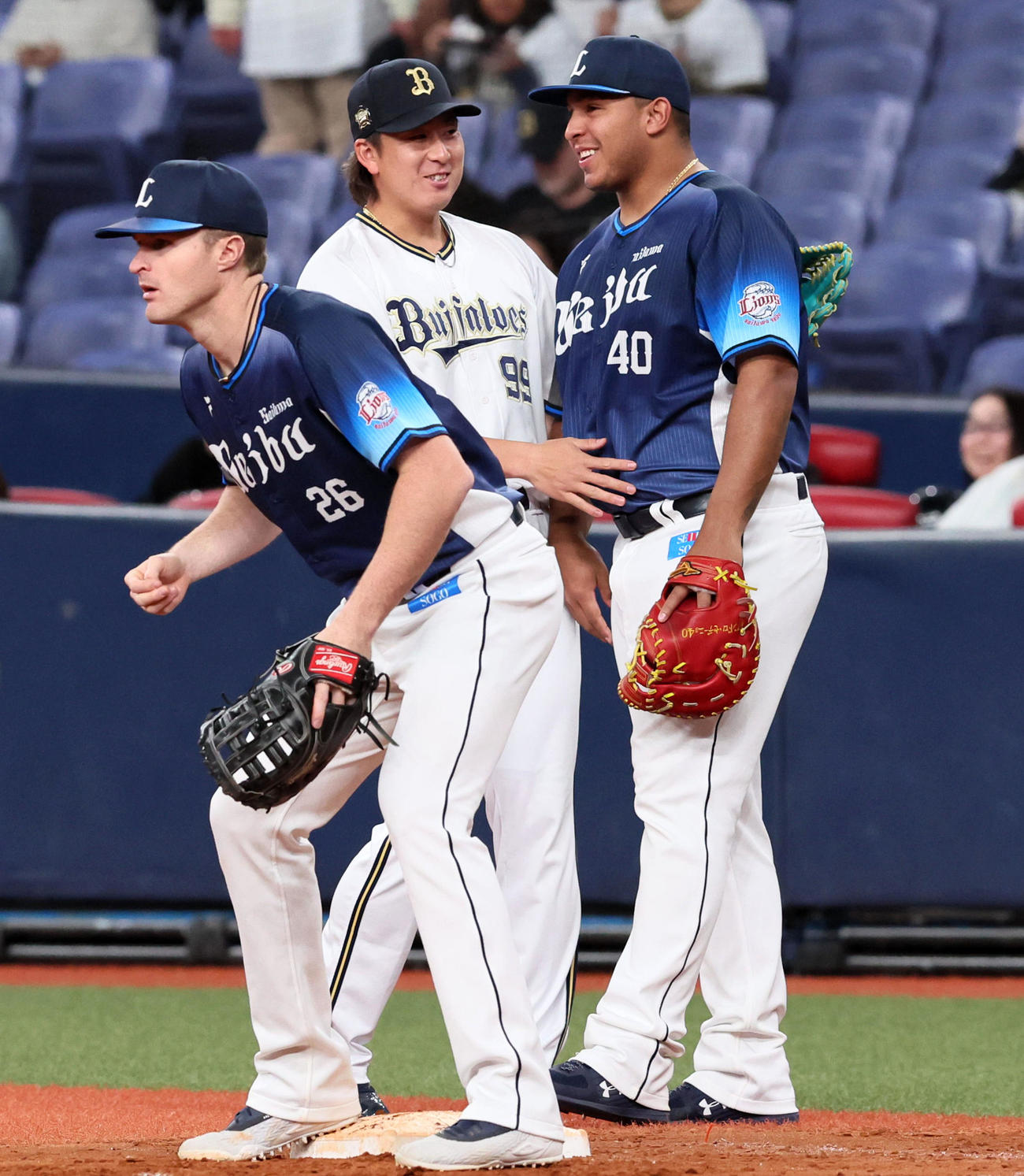 オリックス対西武　セデーニョ（右）と対面し親交を温める杉本（撮影・加藤哉）
