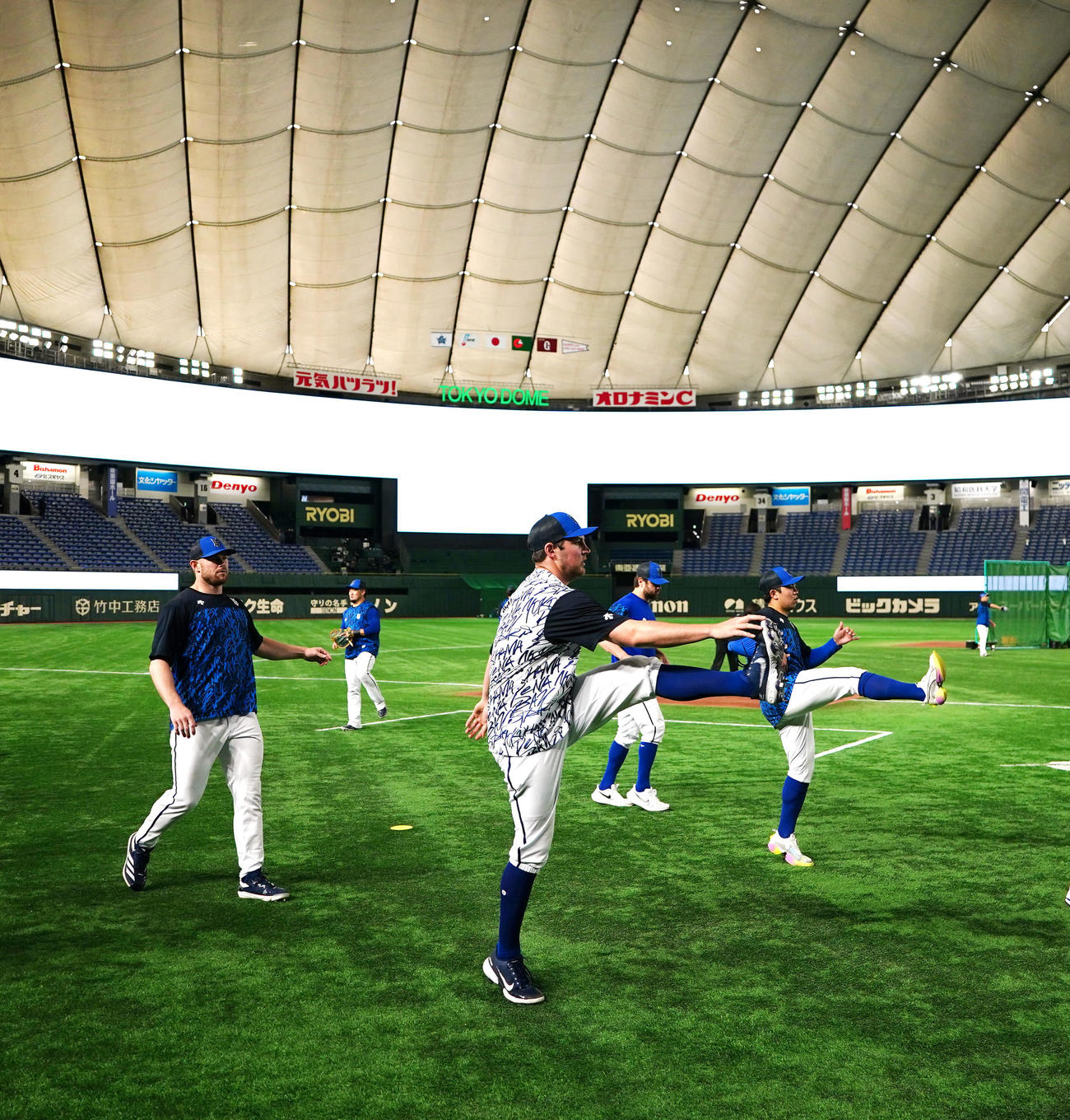 巨人対DeNA　試合前練習に臨むDeNAバウアー（中央）（撮影・江口和貴）