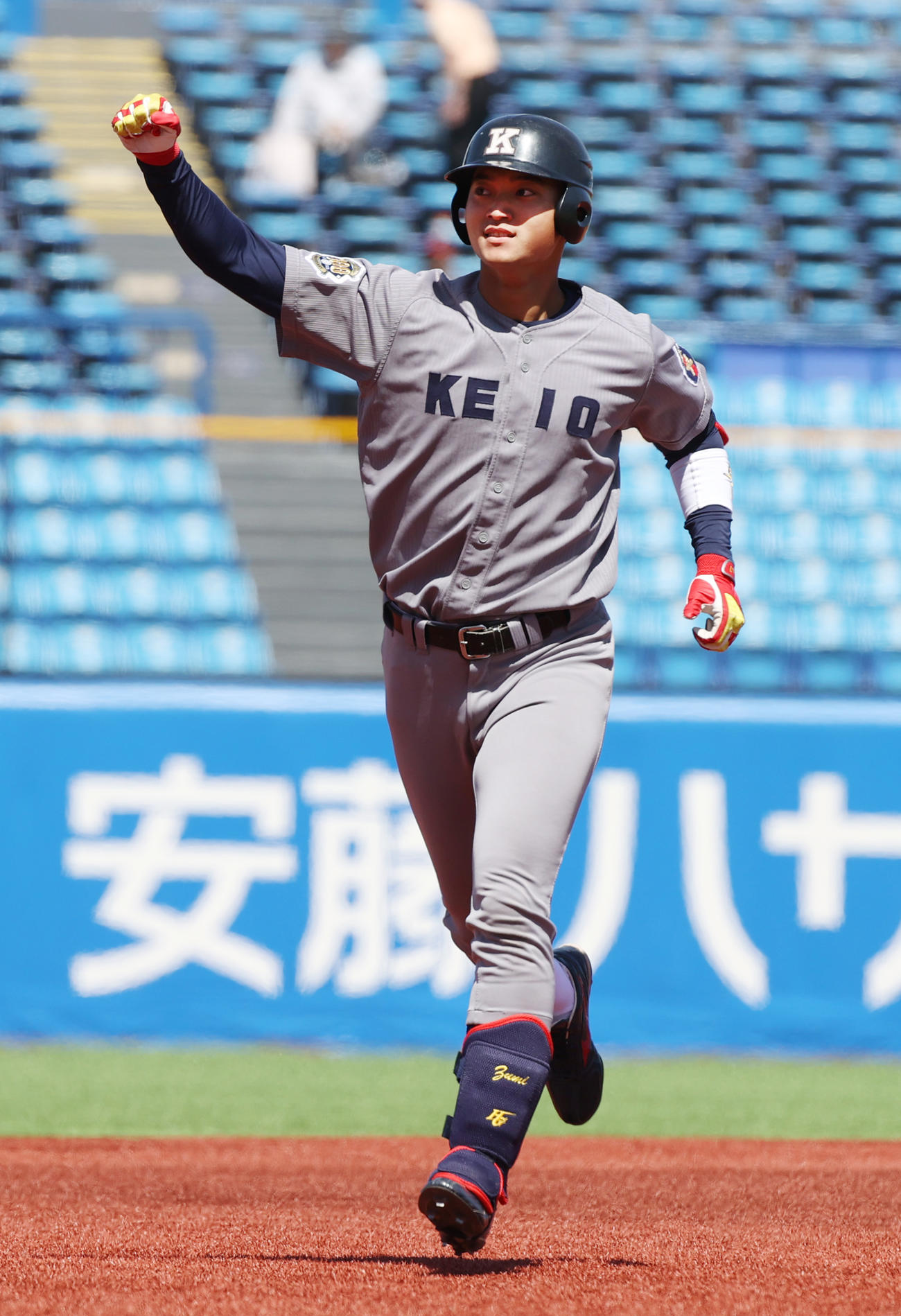 慶大対立大　1回表慶大1死一、二塁、今泉は左越えに本塁打を放ちガッツポーズする（撮影・柴田隆二）