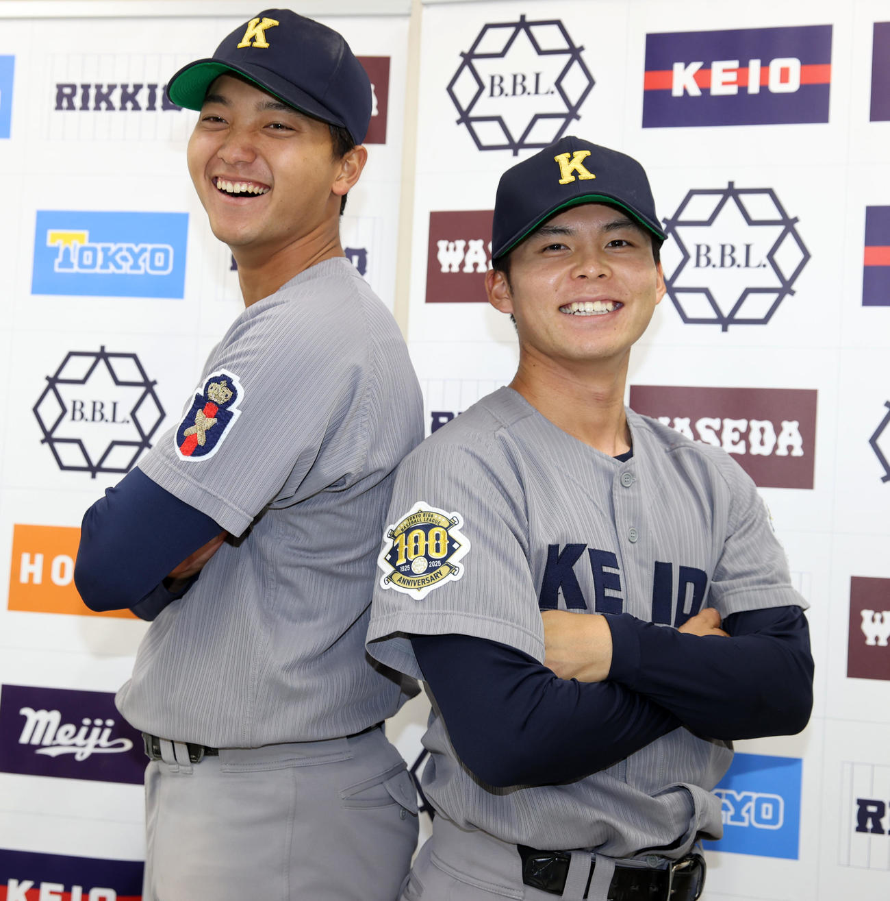 慶大対立大　打撃で活躍した慶大・今泉（左）と16勝を挙げた外丸はポーズを決める（撮影・柴田隆二）