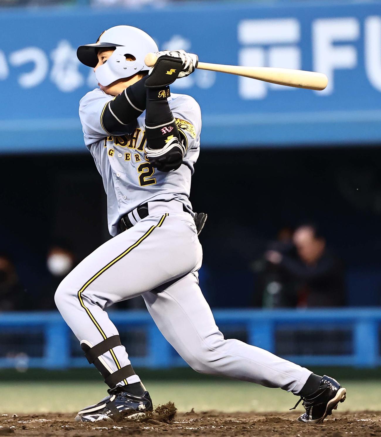 ヤクルト対阪神　2回表阪神1死、梅野は左前打を放つ（撮影・上田博志）