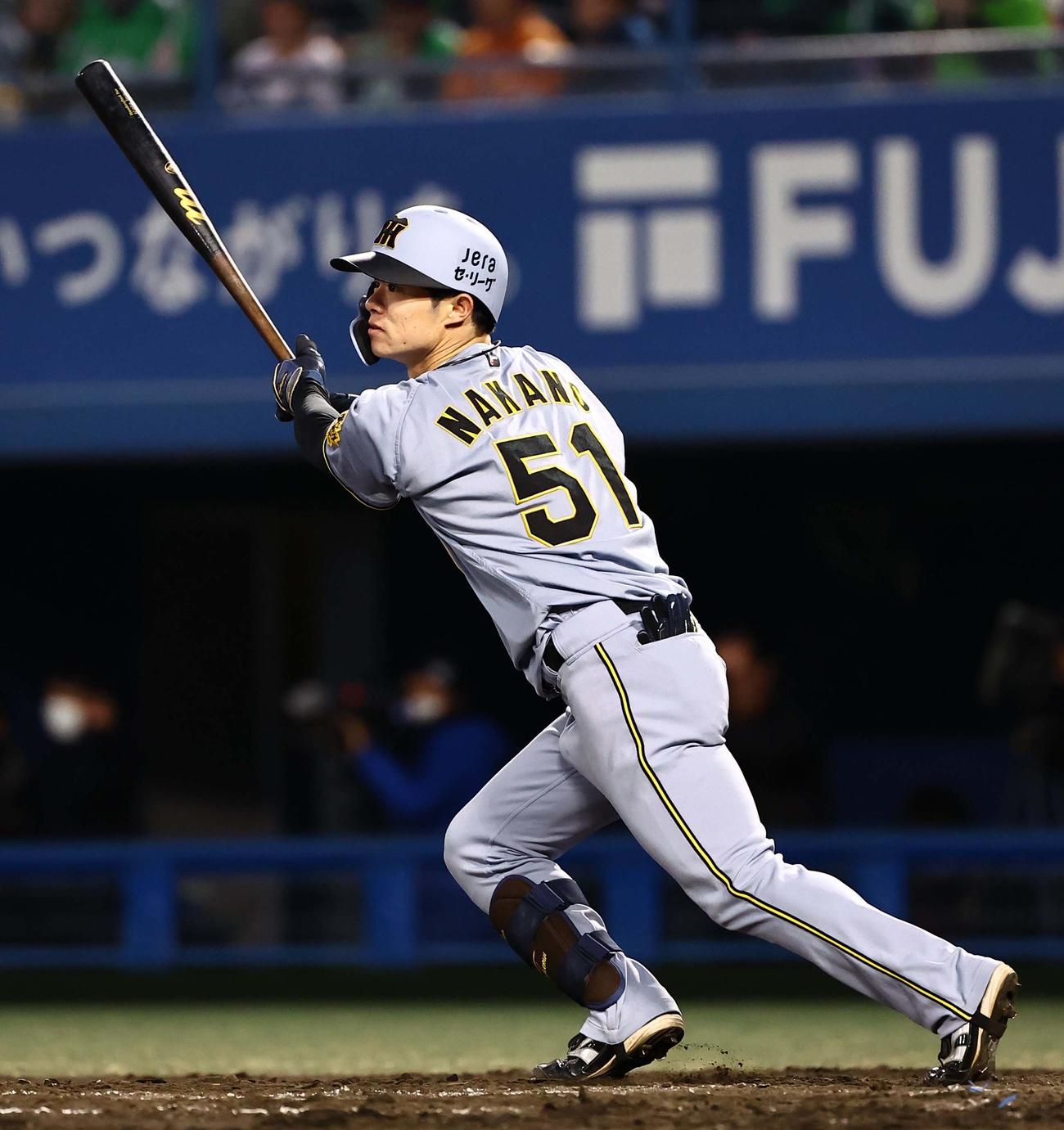 ヤクルト対阪神　3回表阪神1死、中野は二塁打を放つ（撮影・上田博志）