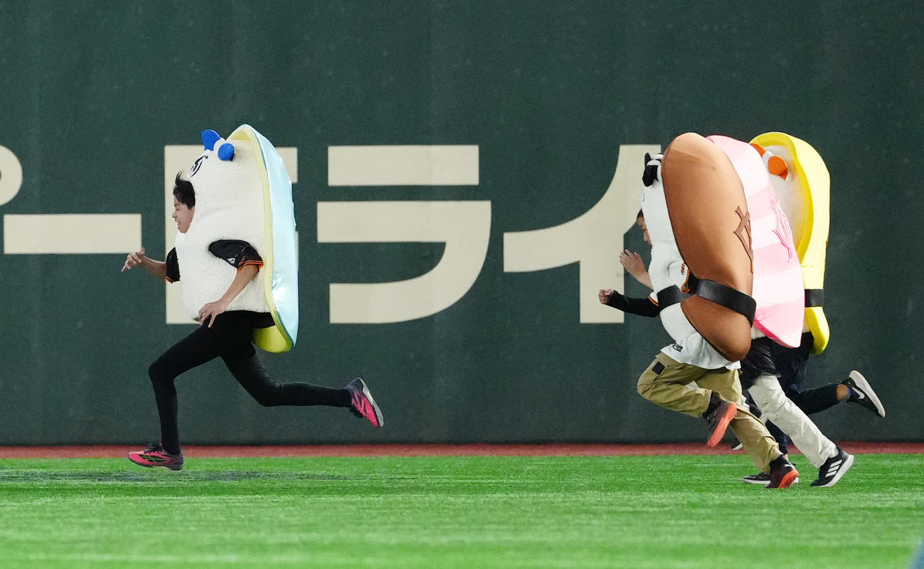 巨人対DeNA 3回裏終了後、イニング間イベント「すしレース」で1着となったコハダ（左端）（撮影・江口和貴）