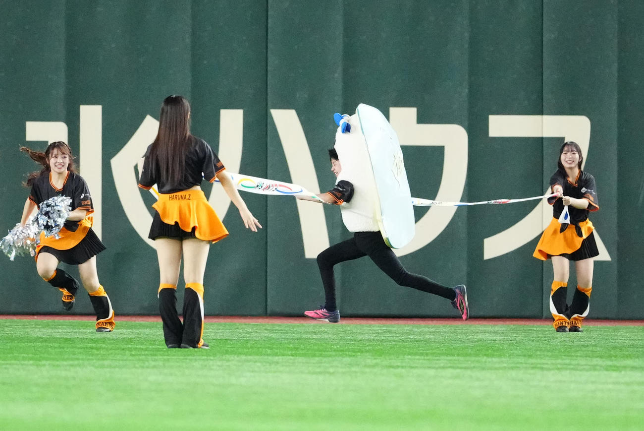 巨人対DeNA 3回裏終了後、イニング間イベント「すしレース」で1着となったコハダ（撮影・江口和貴）