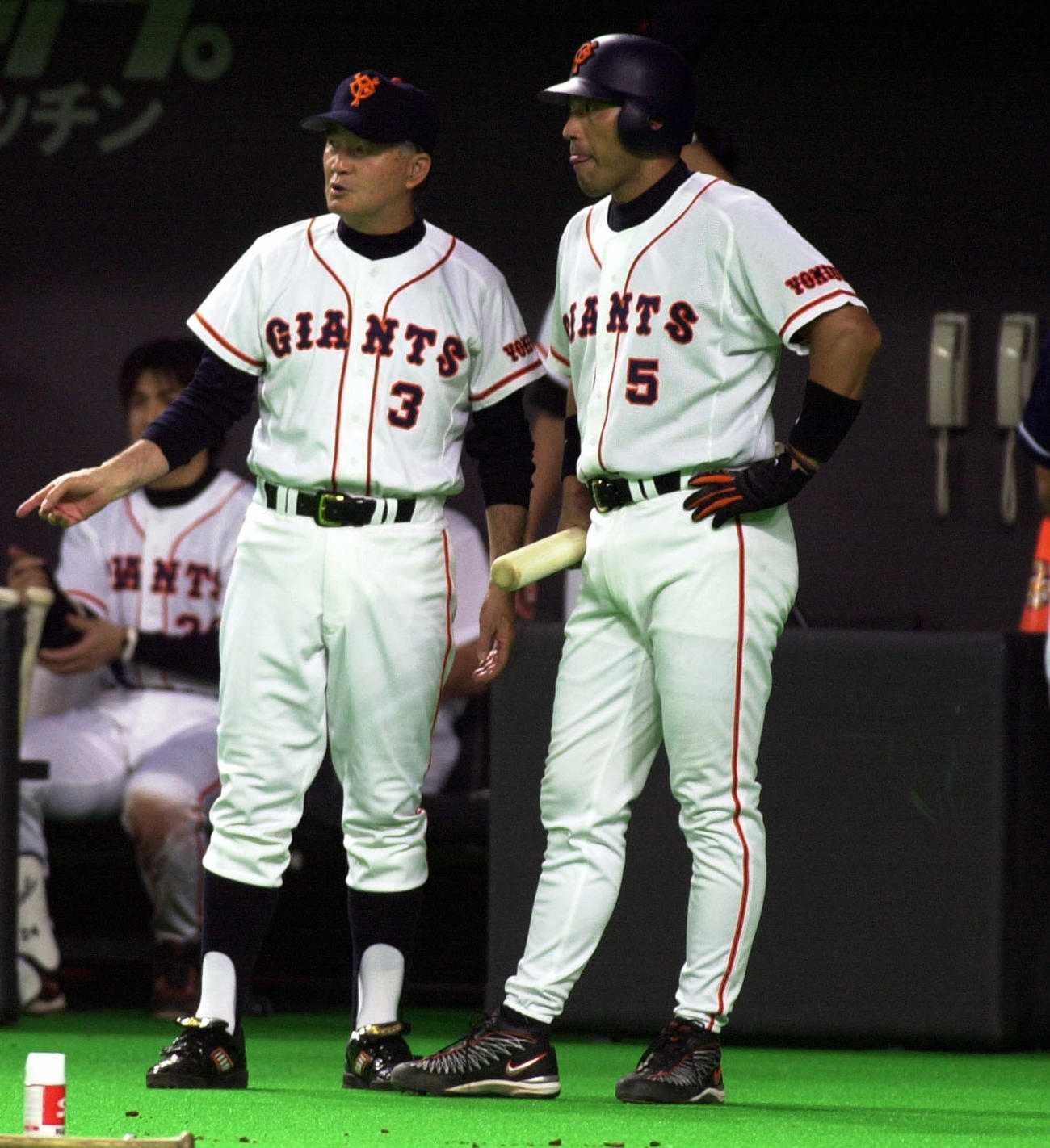 2001年6月、8回裏巨人無死1，2塁、打席に向かう清原和博（右）を呼び止めた長嶋茂雄監督は闘魂を注入する