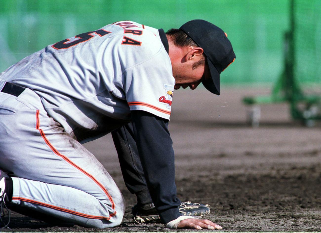 1997年2月、97年巨人春季キャンプ　長嶋茂雄監督の厳しいノックを受けひざまつく清原和博