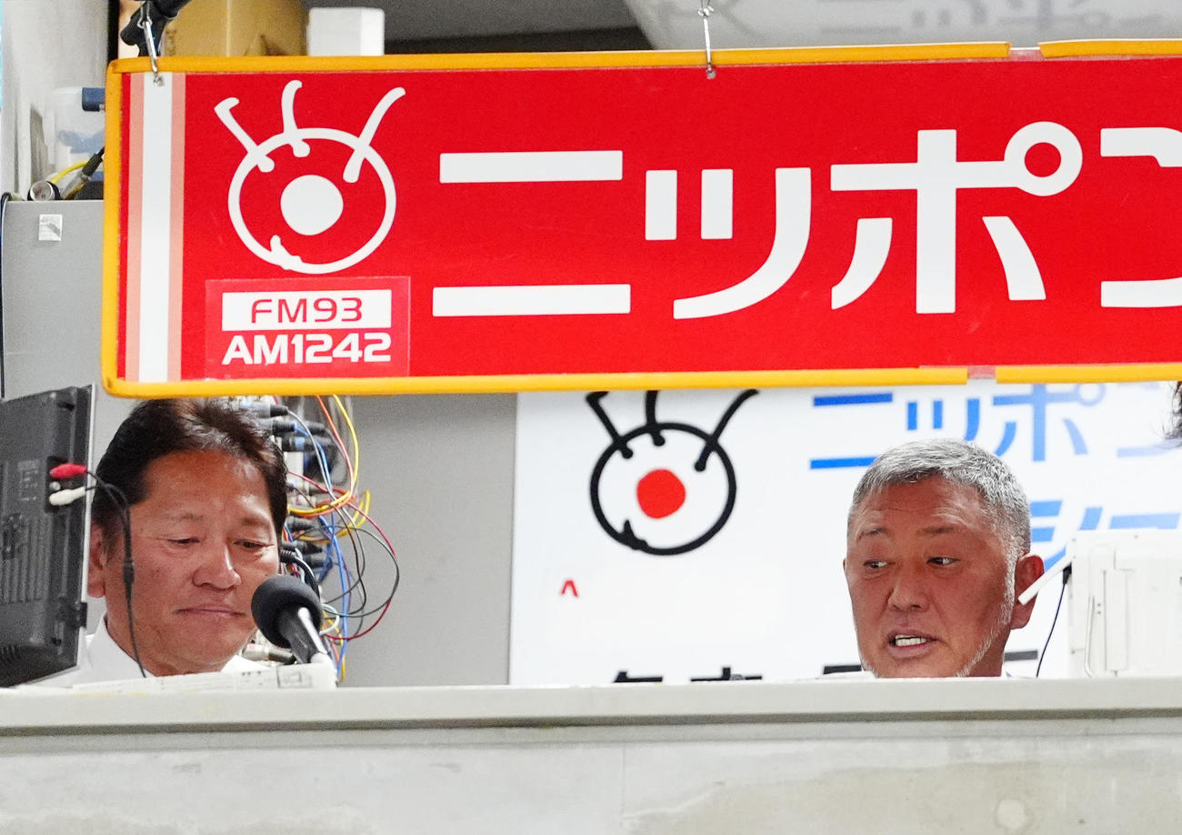 巨人－DeNA戦のラジオ中継でゲスト解説を務める清原氏（右）。左は解説の佐々木氏（撮影・江口和貴）