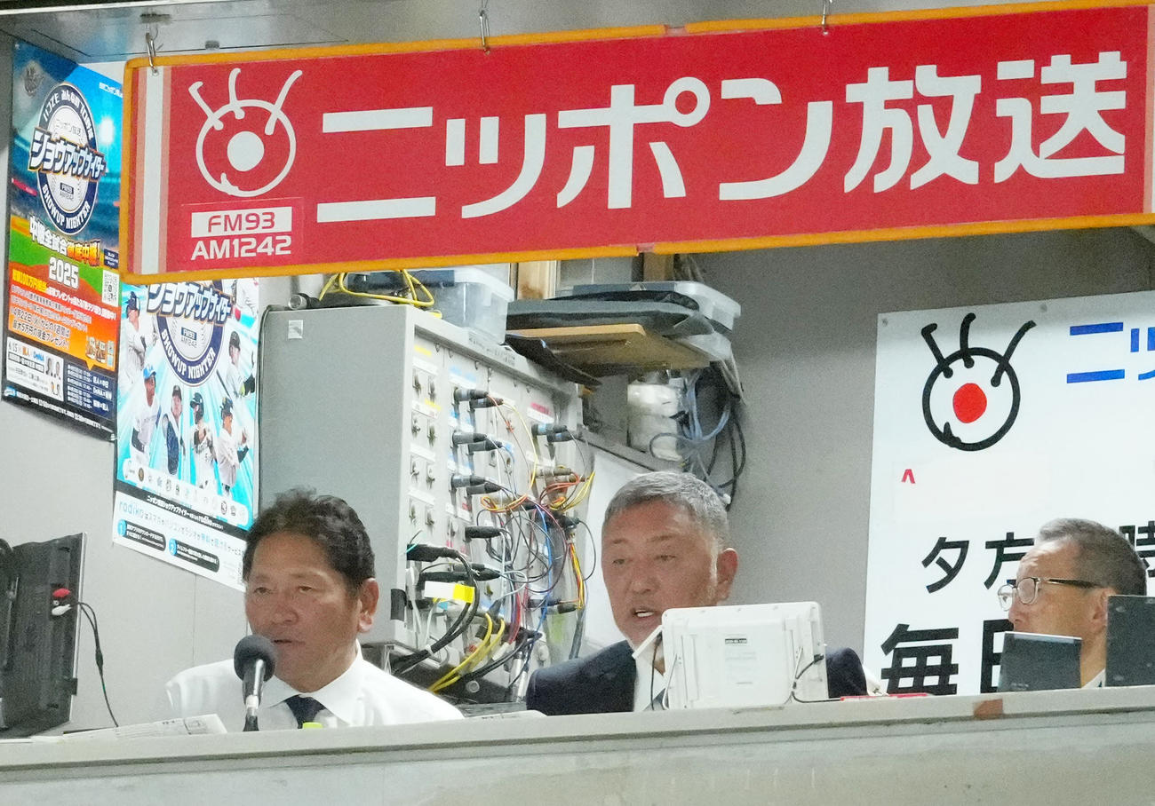 巨人－DeNA戦のラジオ中継でゲスト解説を務める清原氏（中央）。左は解説の佐々木氏、右は実況の松本アナウンサー（撮影・江口和貴）