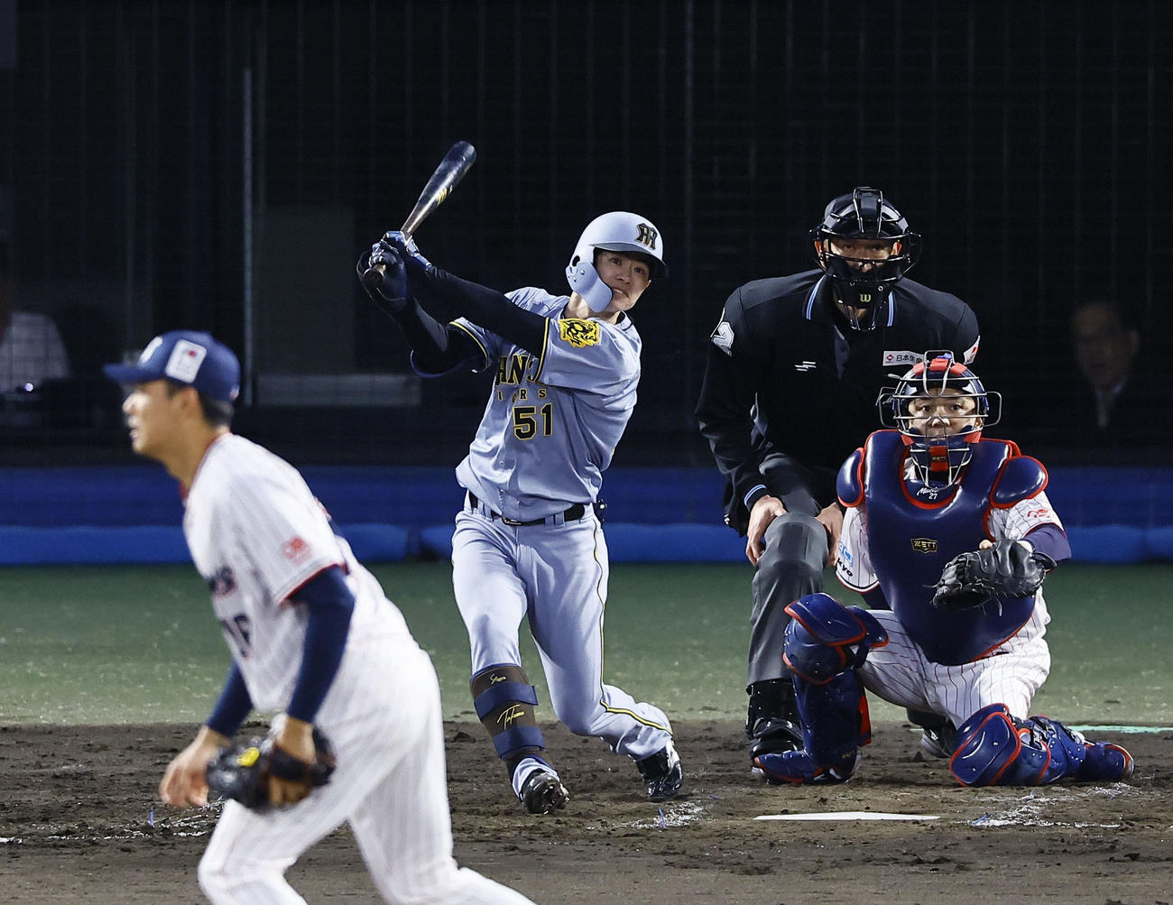 ヤクルト対阪神　3回表阪神1死、中野は左前に二塁打を放つ（撮影・藤尾明華）