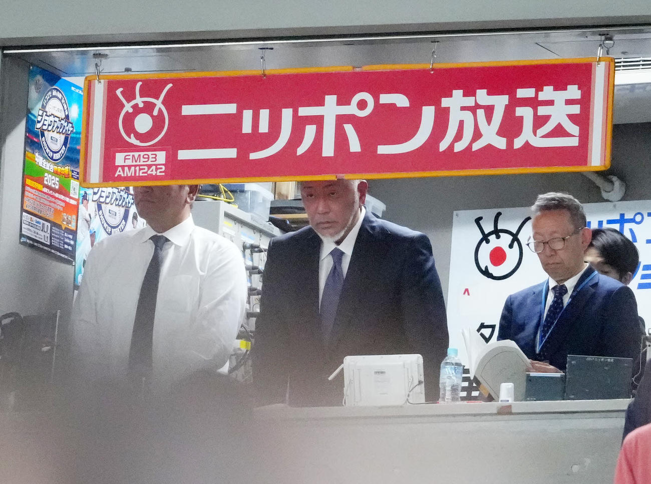 巨人－DeNA戦のラジオ中継でゲスト解説を務める清原氏（中央）（撮影・江口和貴）