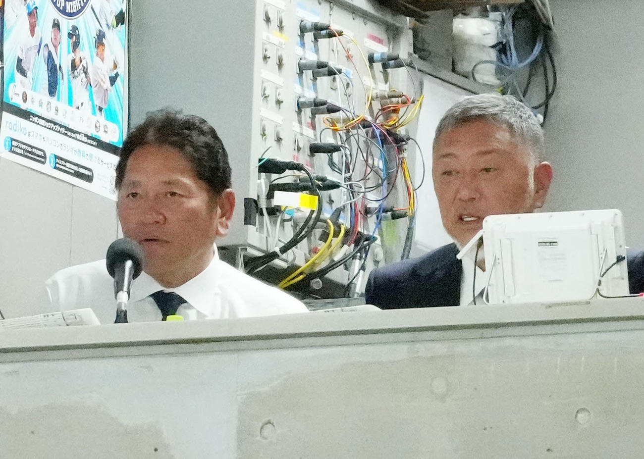 巨人－DeNA戦のラジオ中継でゲスト解説を務める清原氏（右）。左は解説の佐々木氏（撮影・江口和貴）