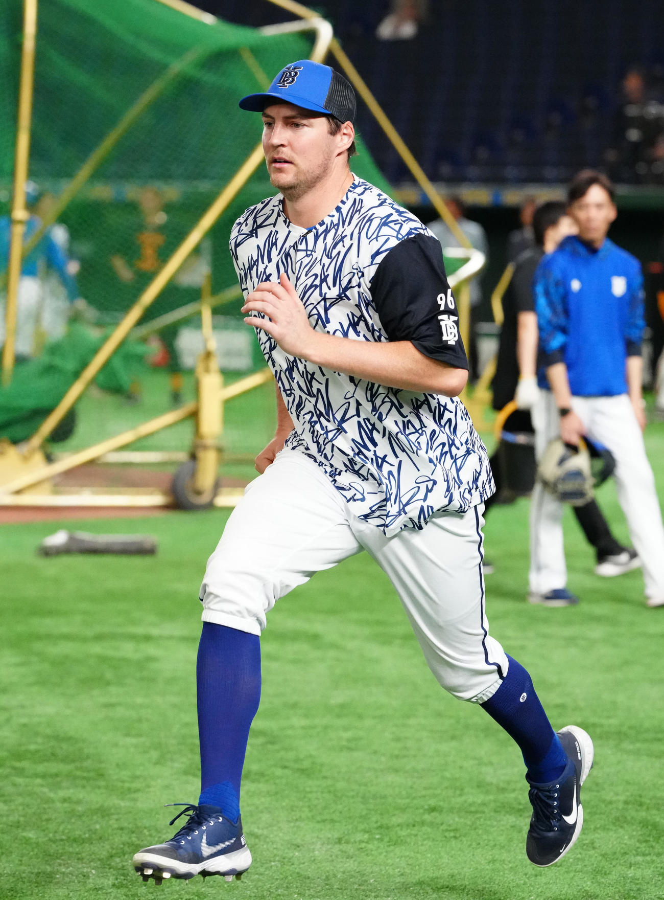 巨人対DeNA　試合前練習に臨むDeNAバウアー（撮影・江口和貴）