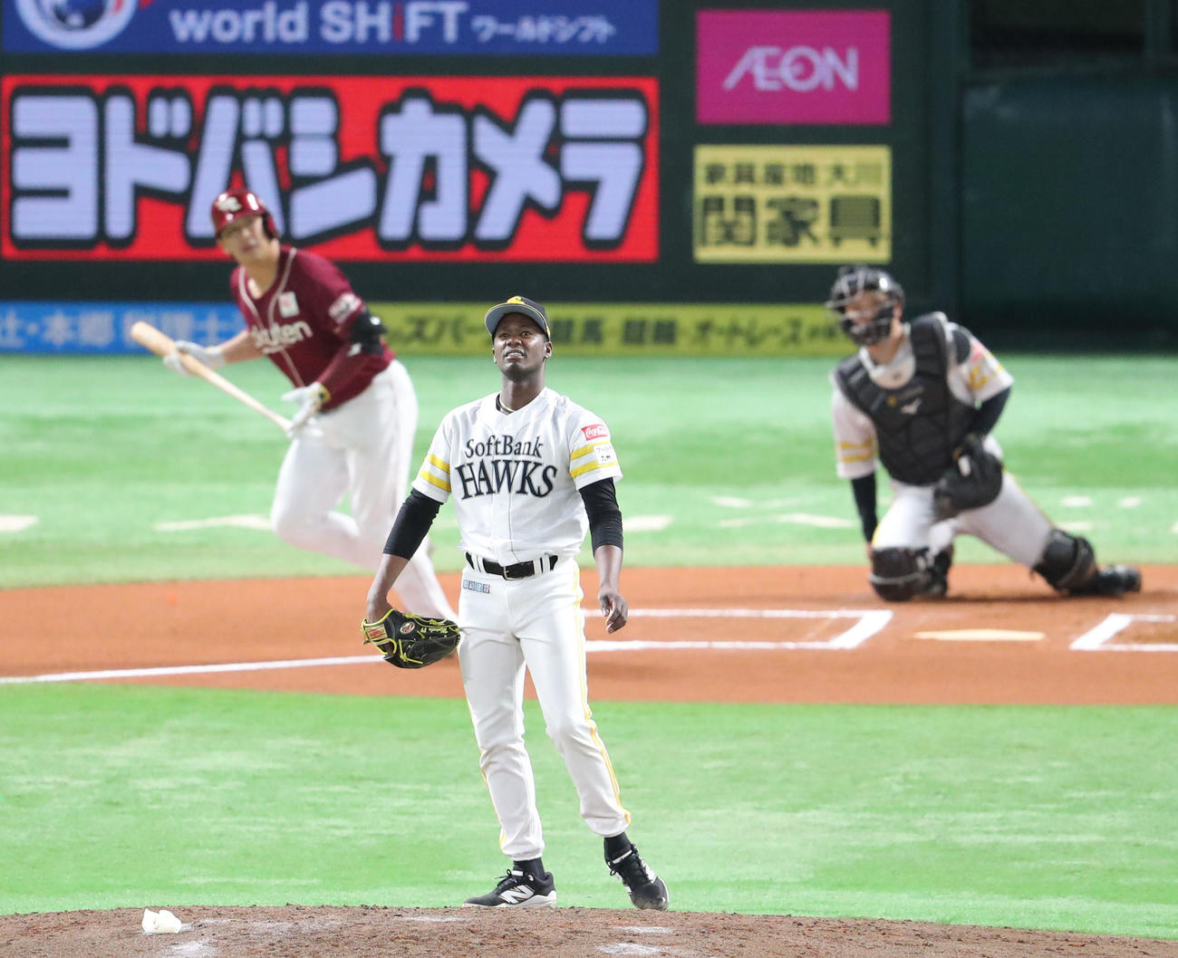 ソフトバンク対楽天　6回表楽天1死、浅村に左越え先制本塁打を浴びたモイネロ（撮影・梅根麻紀）