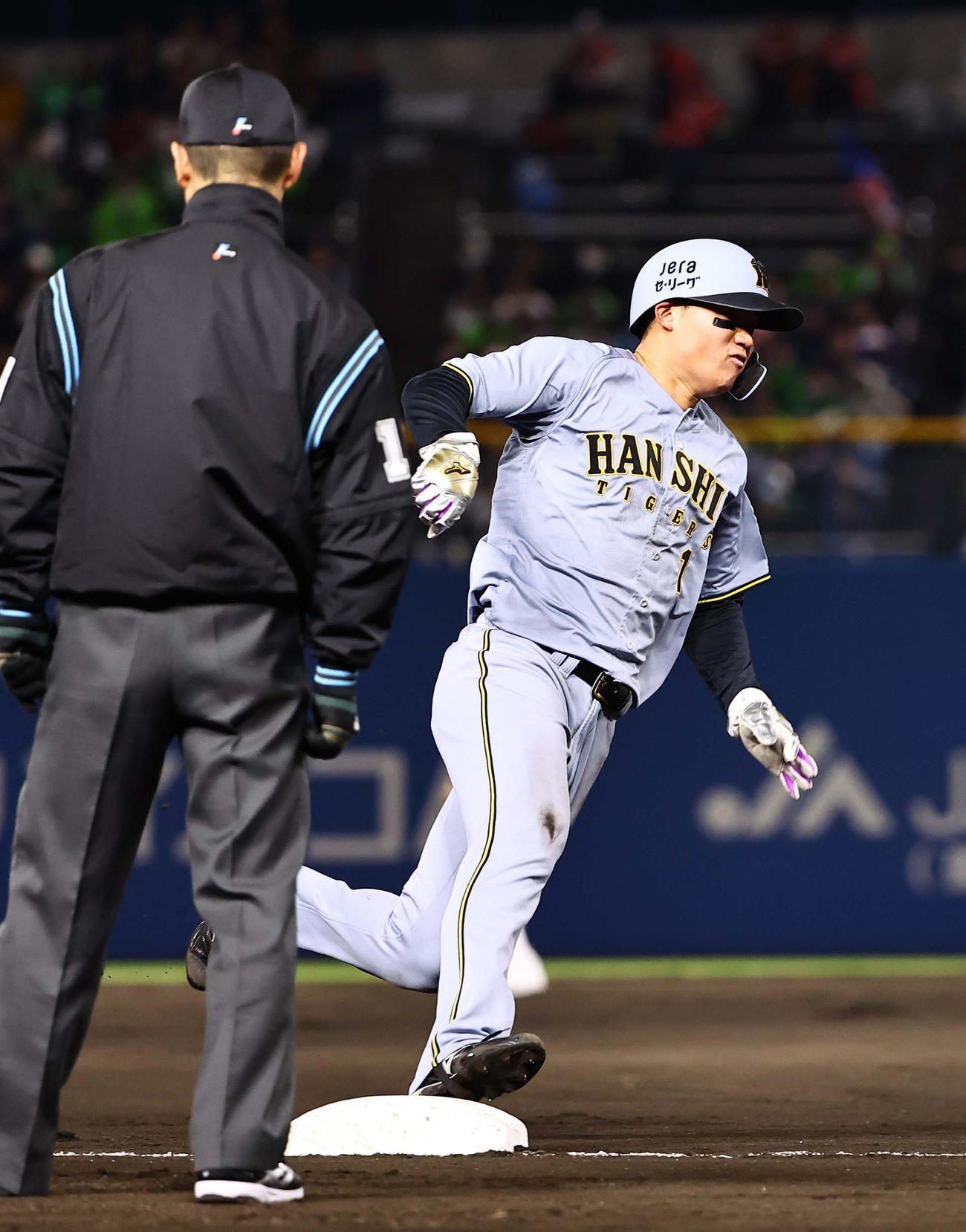 ヤクルト対阪神　6回表阪神1死一塁、佐藤輝の適時三塁打で三塁を回り生還する森下（撮影・上田博志）