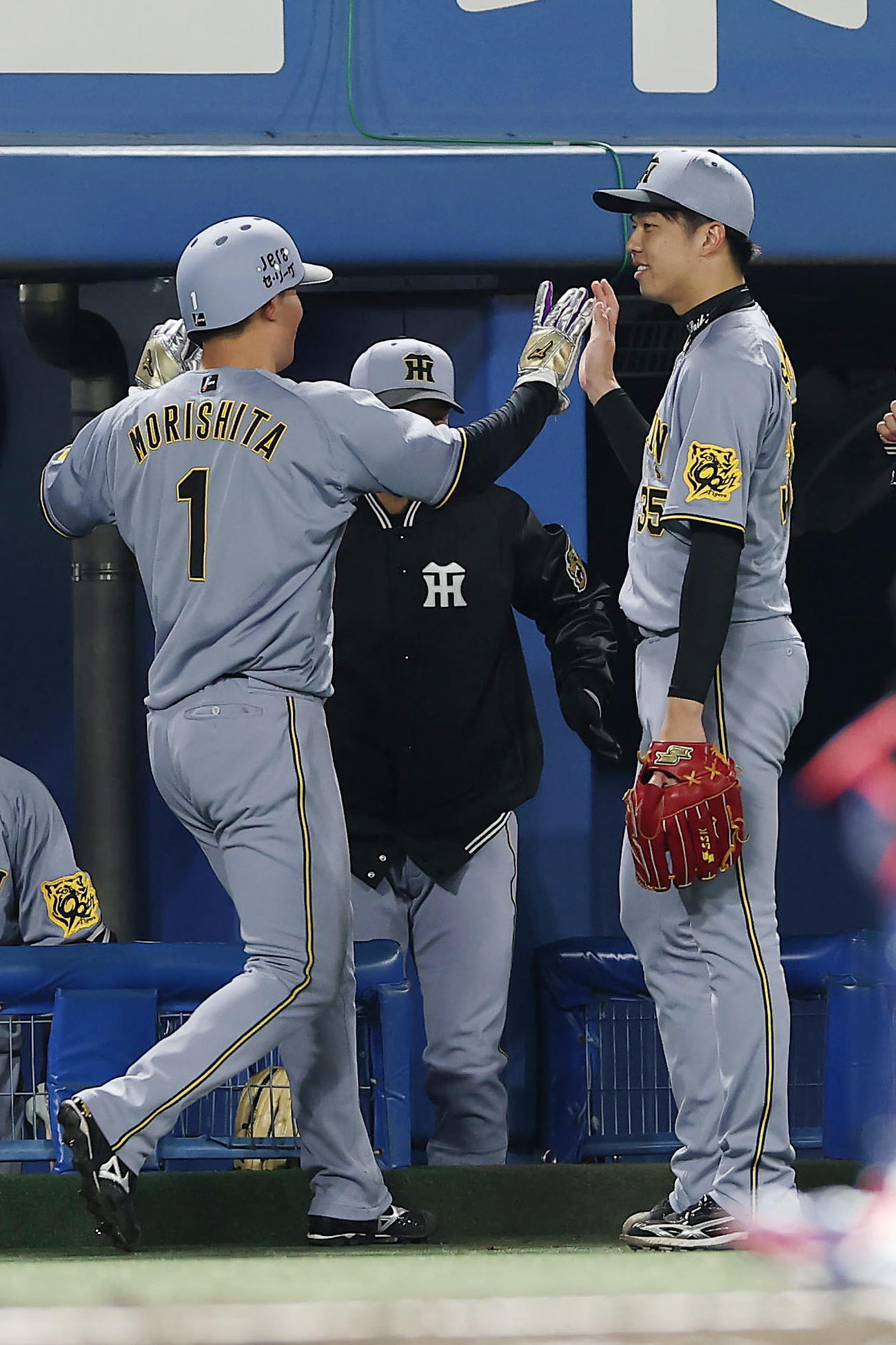 ヤクルト対阪神　6回表阪神1死一塁、佐藤輝の適時三塁打で生還した森下（左）をタッチで迎える才木（撮影・前田充）