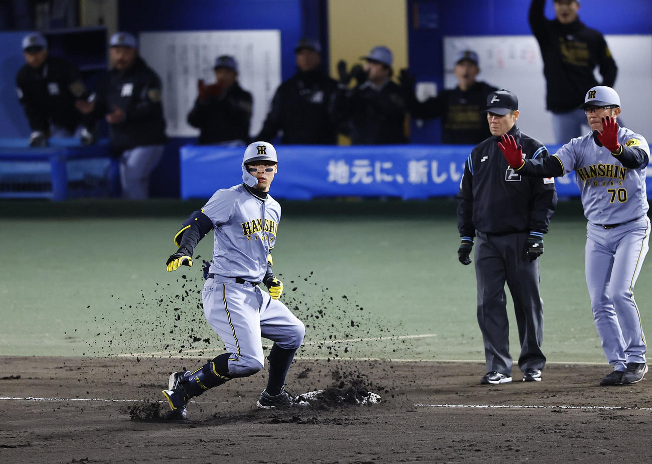 ヤクルト対阪神　6回表阪神1死一塁、佐藤輝は中越えに適時三塁打を放ち滑り込む（撮影・藤尾明華）