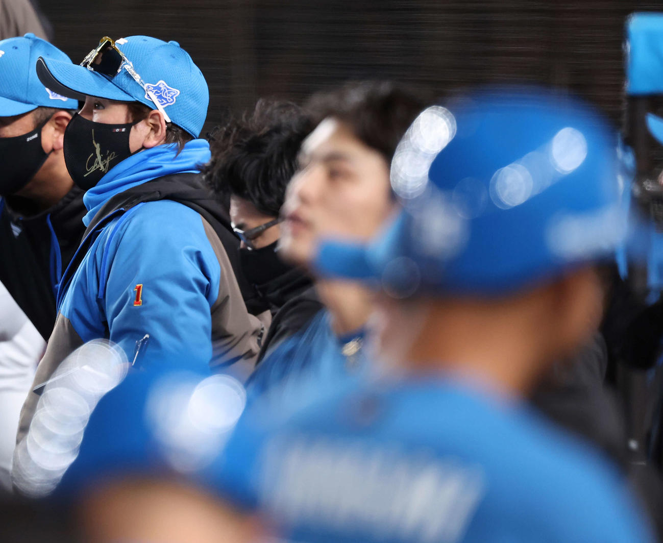 ロッテ対日本ハム　6回表1死三塁、戦況を見守る新庄監督（撮影・河田真司）