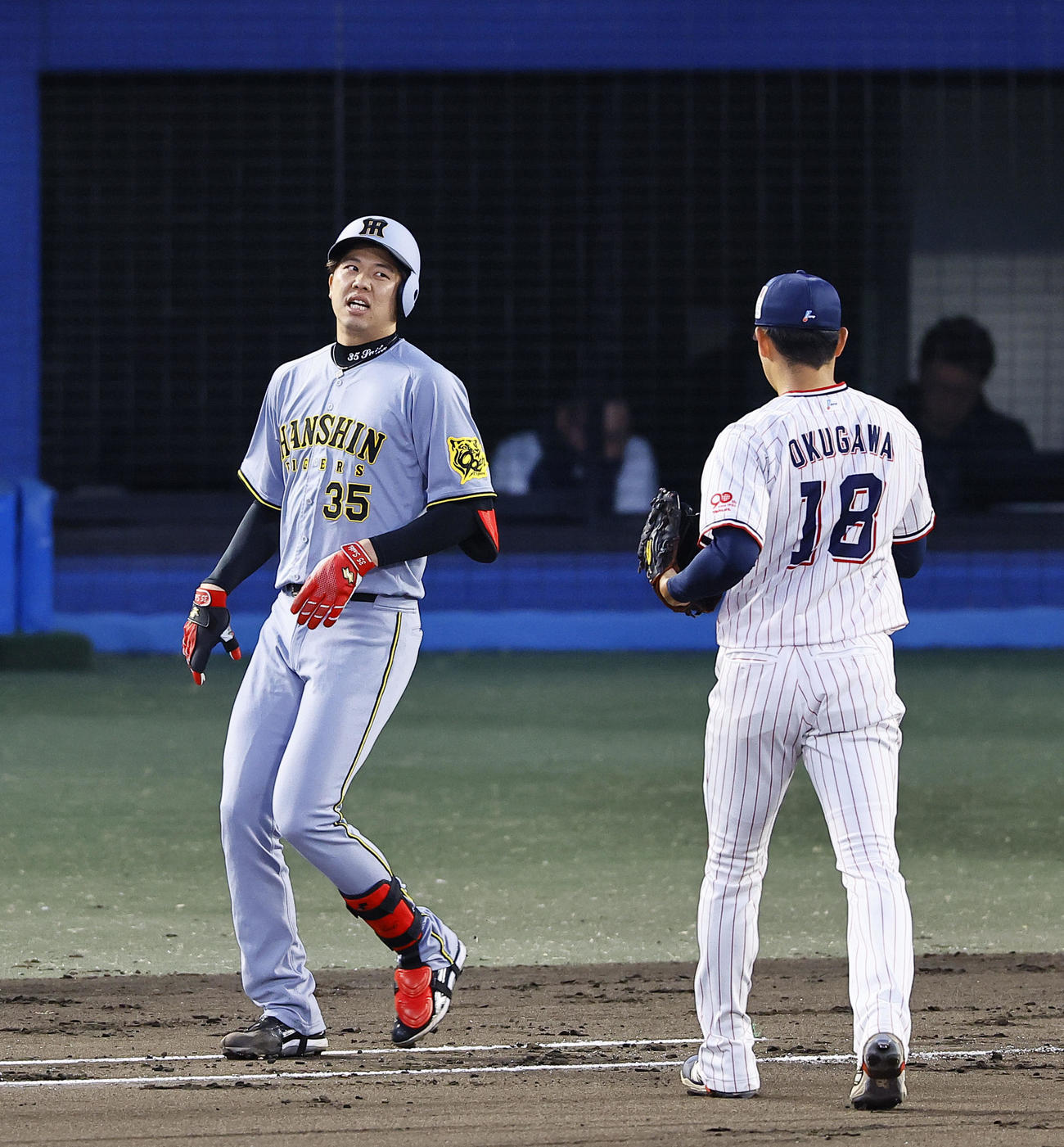 ヤクルト対阪神　2回表阪神2死三塁、才木は二飛に倒れ奥川に目をやる（撮影・藤尾明華）