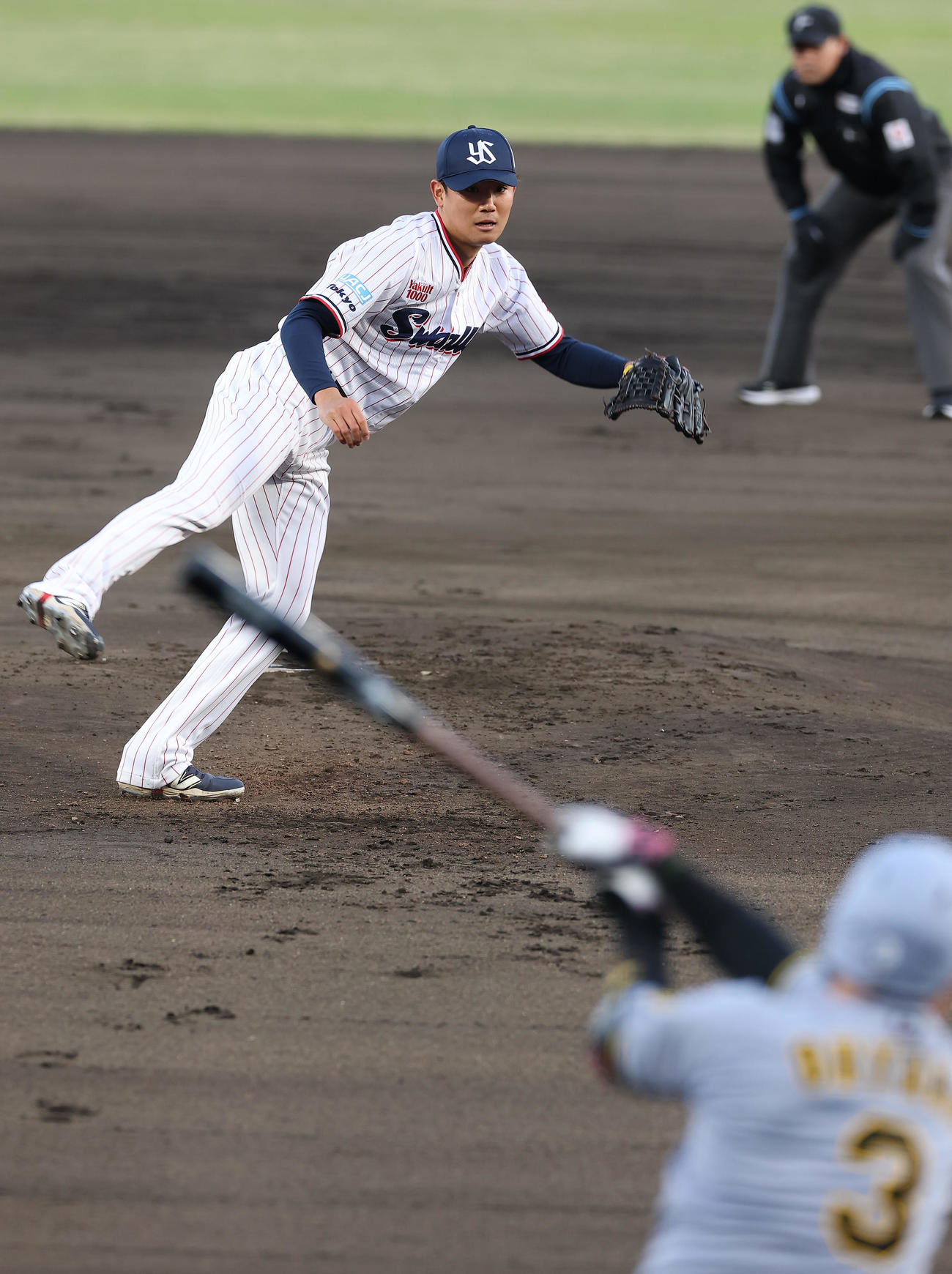 ヤクルト対阪神　1回表阪神2死一塁、大山を空振り三振に仕留める奥川（撮影・前田充）