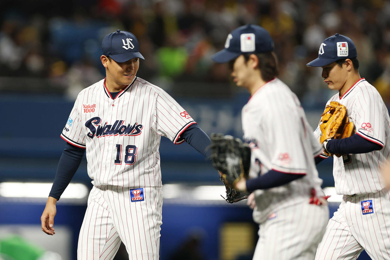 ヤクルト対阪神　4回表を投げ終え、笑顔を見せながらベンチへ戻るヤクルト奥川（左）（撮影・前田充）
