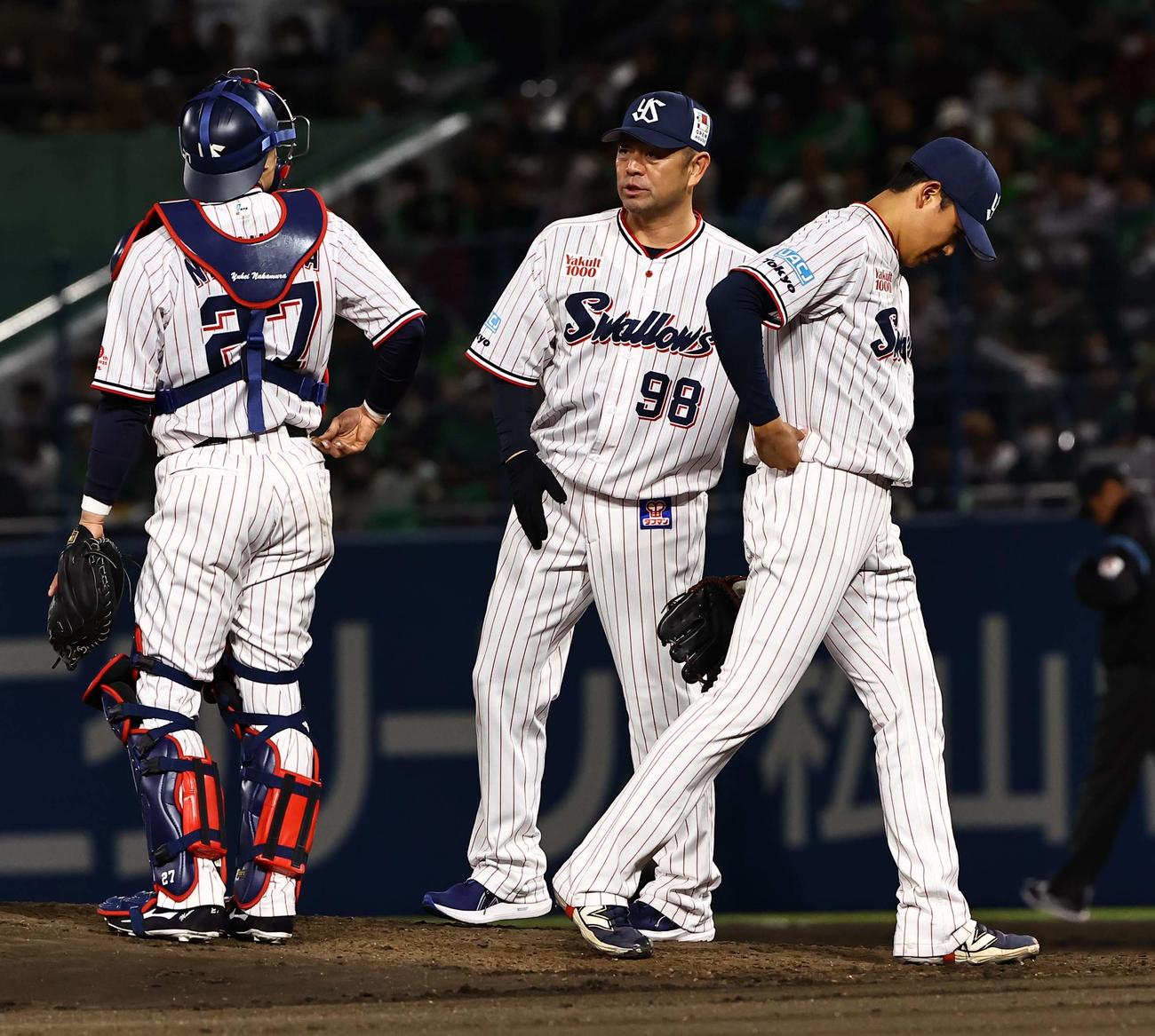 ヤクルト対阪神　6回途中で降板する奥川（撮影・上田博志）
