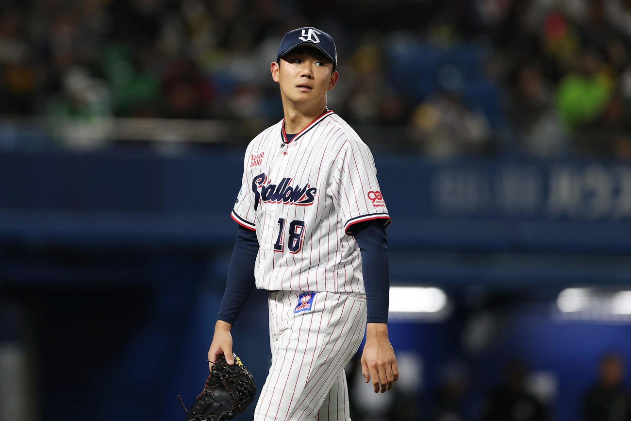 ヤクルト対阪神　6回表阪神1死一、二塁、降板となり、悔しそうにベンチへ下がる奥川（撮影・前田充）