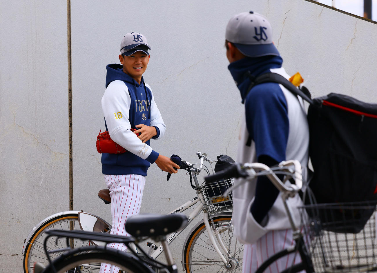 ヤクルト対阪神　サブ球場から自転車で移動するヤクルト奥川（撮影・藤尾明華）