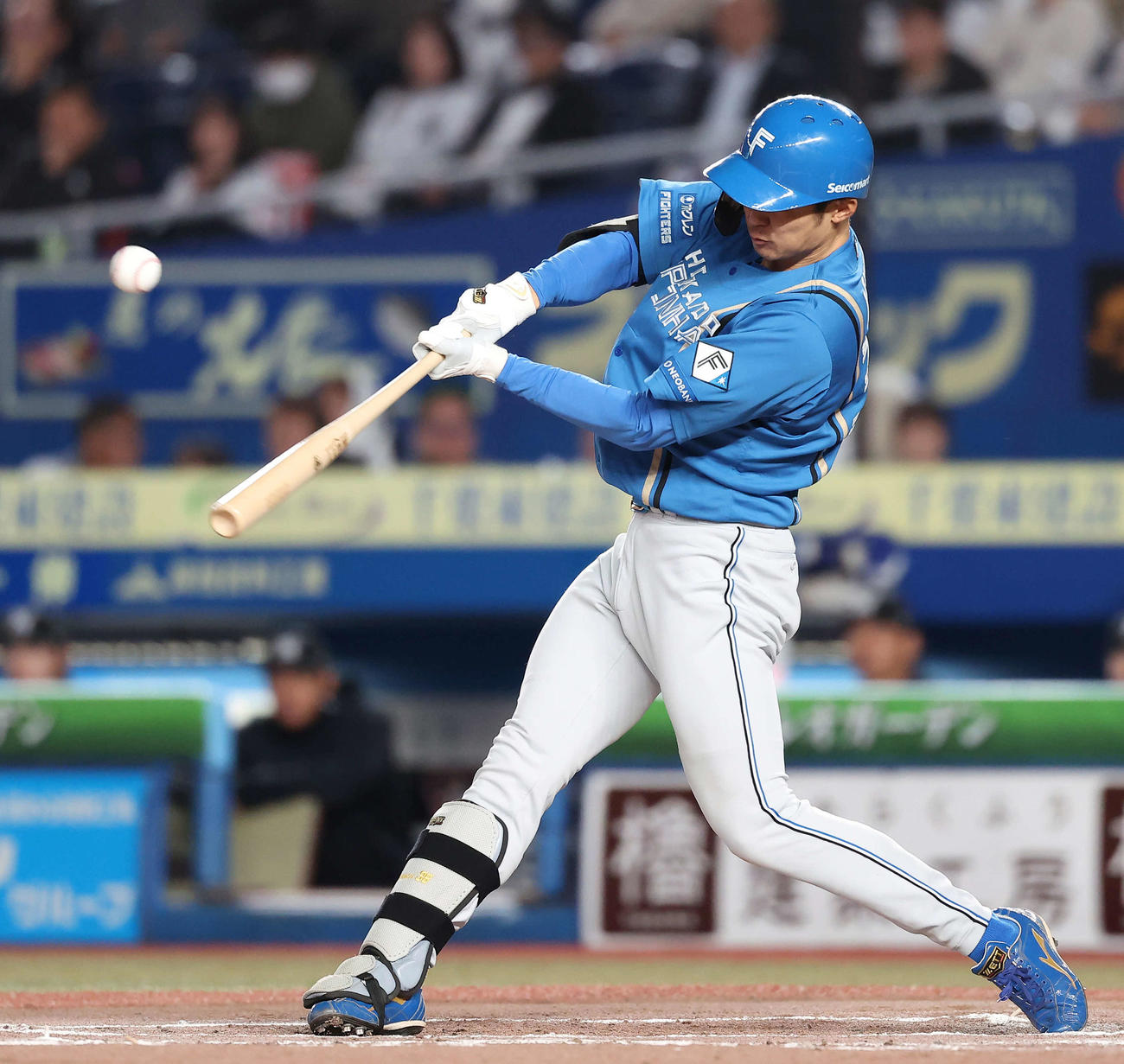 ロッテ対日本ハム　6回表1死満塁、左前適時打を放つ石井（撮影・河田真司）