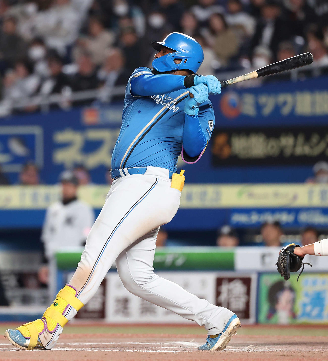 ロッテ対日本ハム　6回表1死満塁、右前適時打を放つレイエス（撮影・河田真司）