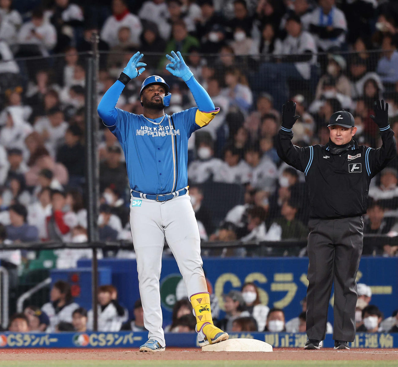 ロッテ対日本ハム　6回表1死満塁、右前適時打を放ち出塁するレイエス（撮影・河田真司）