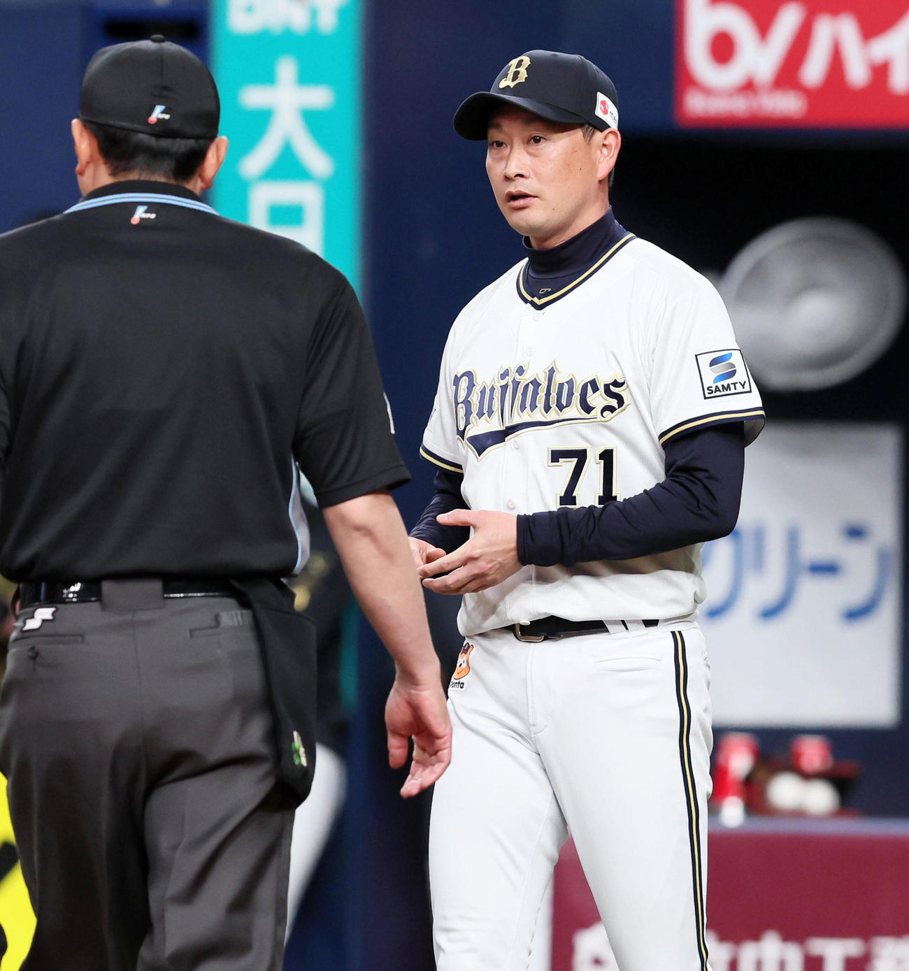 オリックス対西武　1回表西武無死一塁、一塁走者西川の二塁判定について吉本球審に確認する岸田監督（撮影・加藤哉）