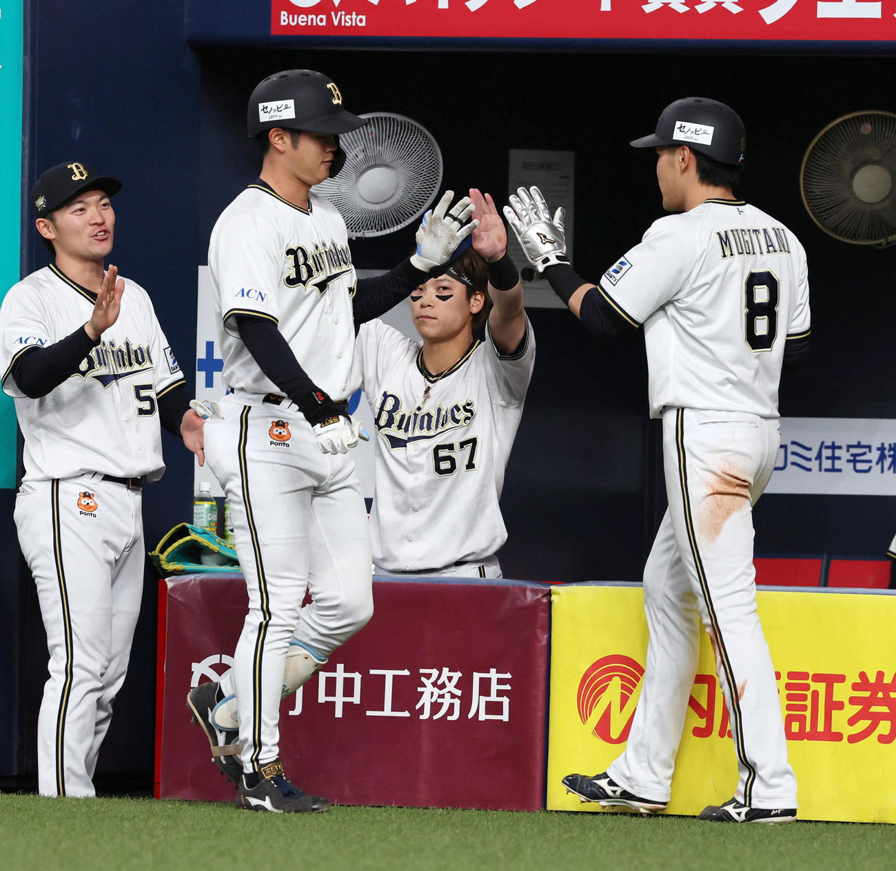 オリックス対西武　1回裏オリックス無死三塁、三塁走者麦谷は太田（左）の二ゴロで生還しベンチ前でタッチする（撮影・加藤哉）