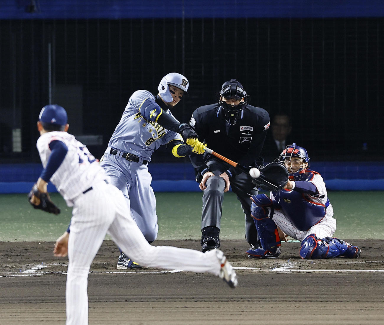 ヤクルト対阪神　6回表阪神1死一塁、佐藤輝は中越えに適時三塁打を放つ（撮影・藤尾明華）