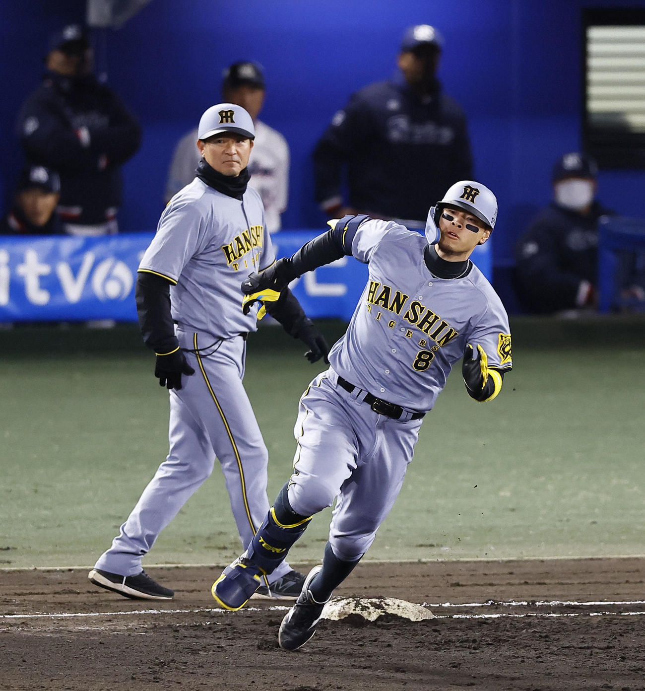 ヤクルト対阪神　6回表阪神1死一塁、佐藤輝は中越えに適時三塁打を放ち一塁を回る（撮影・藤尾明華）