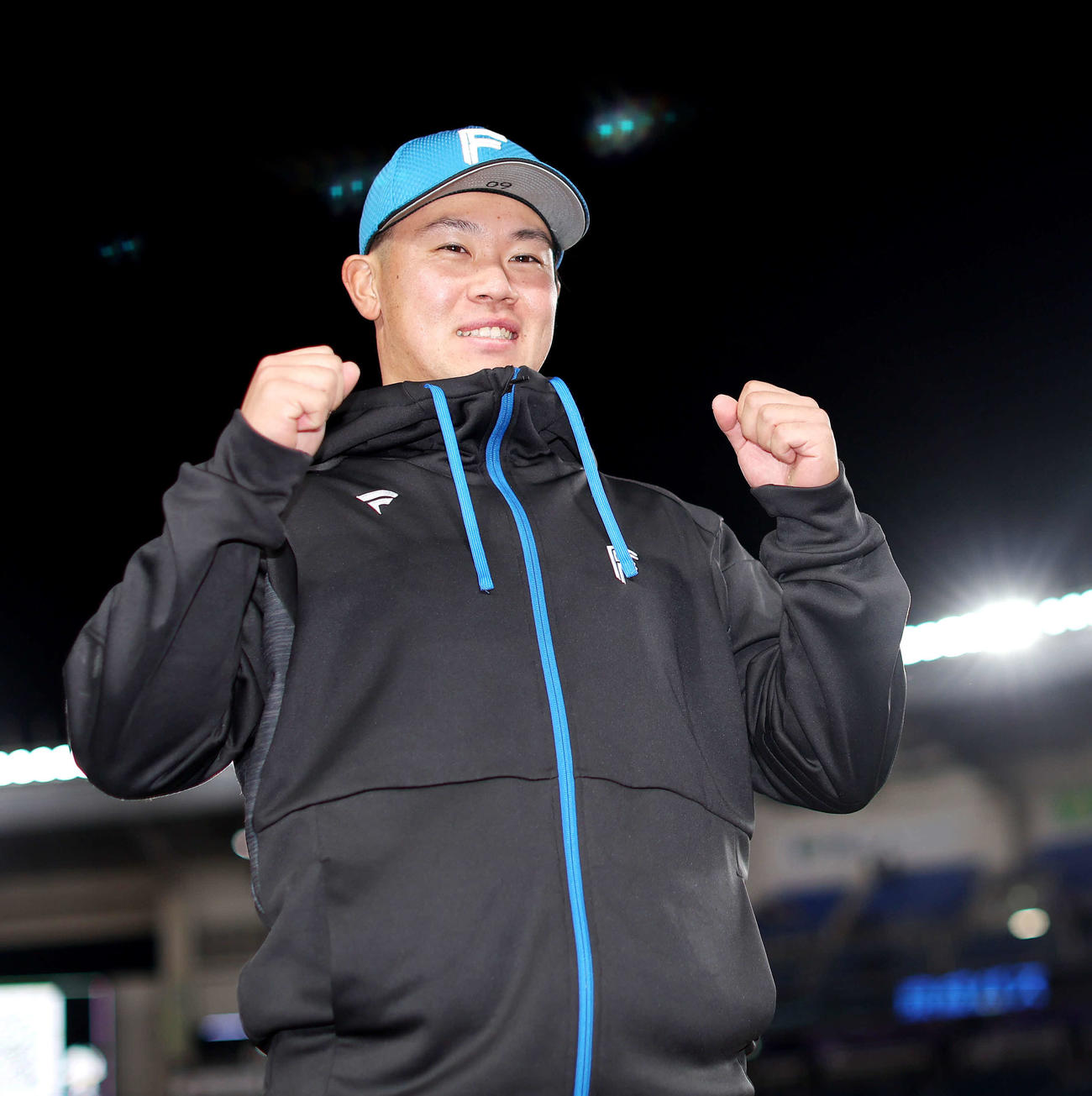 ロッテ対日本ハム　ロッテに勝利し、ガッツポーズで写真に納まる日本ハム吉田（撮影・河田真司）